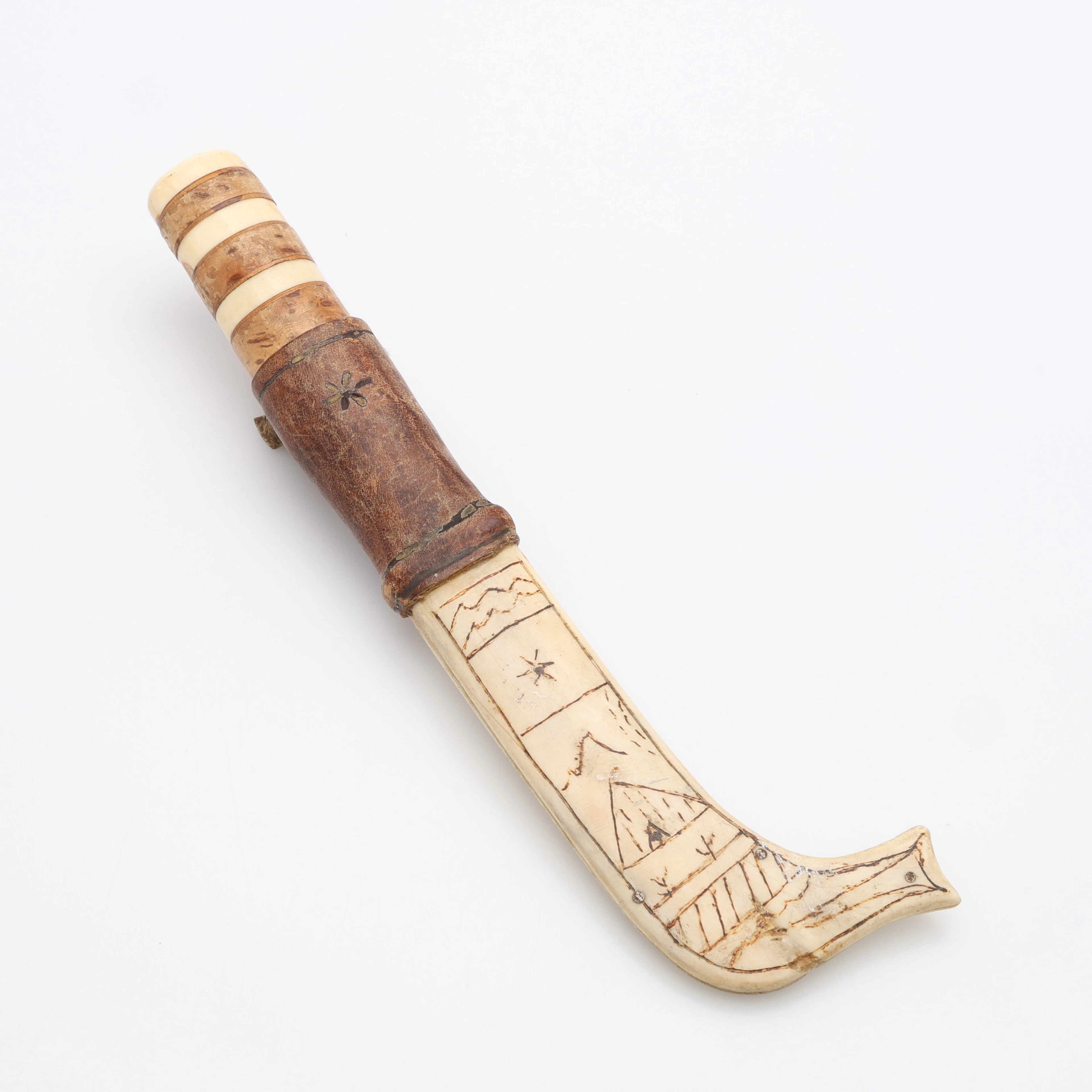 SAMISK HALVHORNSKNIV, 1900-TALETS FÖRRA HÄLFT, RENHORN, LÄDER OCH