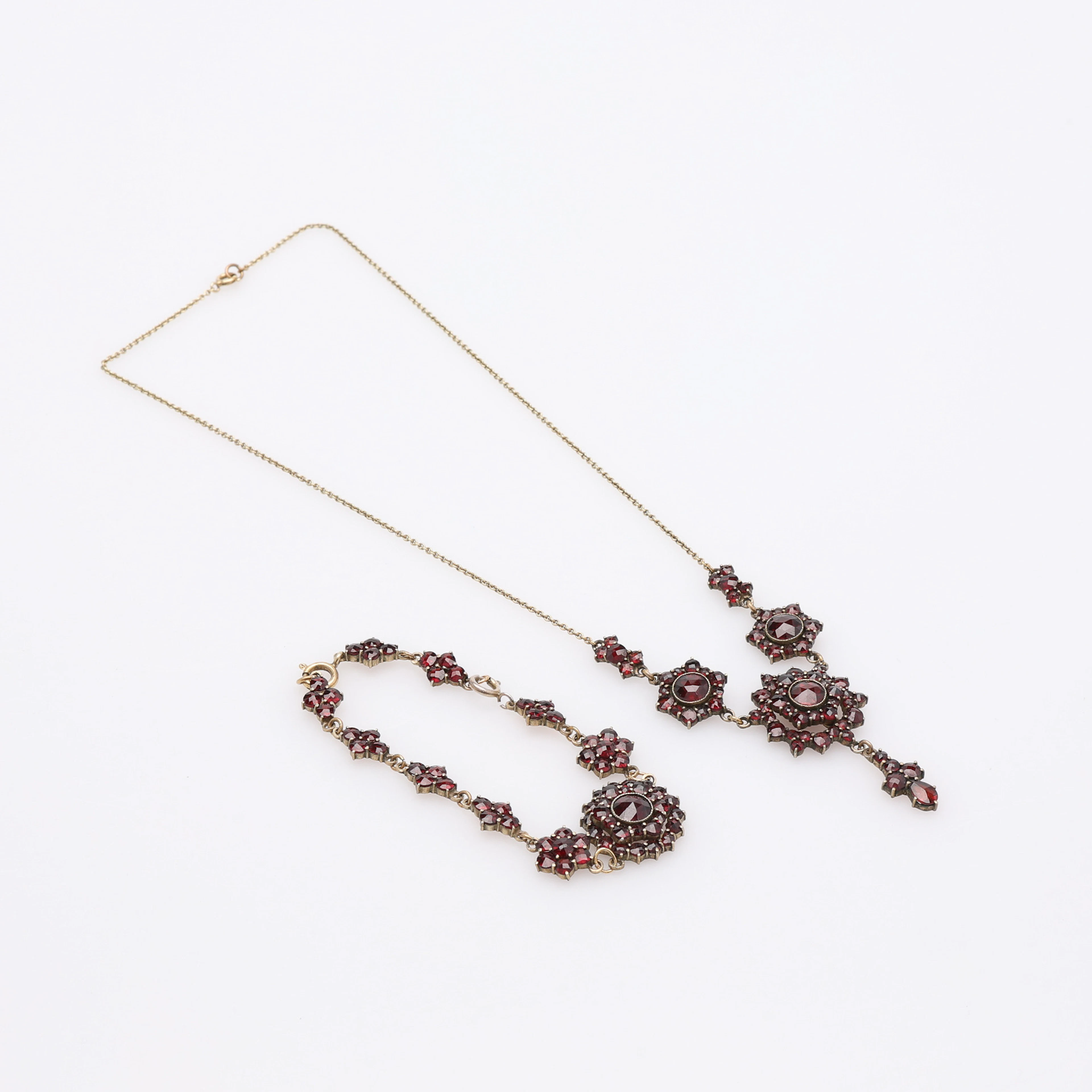 COLLIER & ARMBAND, FÖRGYLLD METALL & GRANATER, 1900-TALETS FÖRSTA HÄLFT.