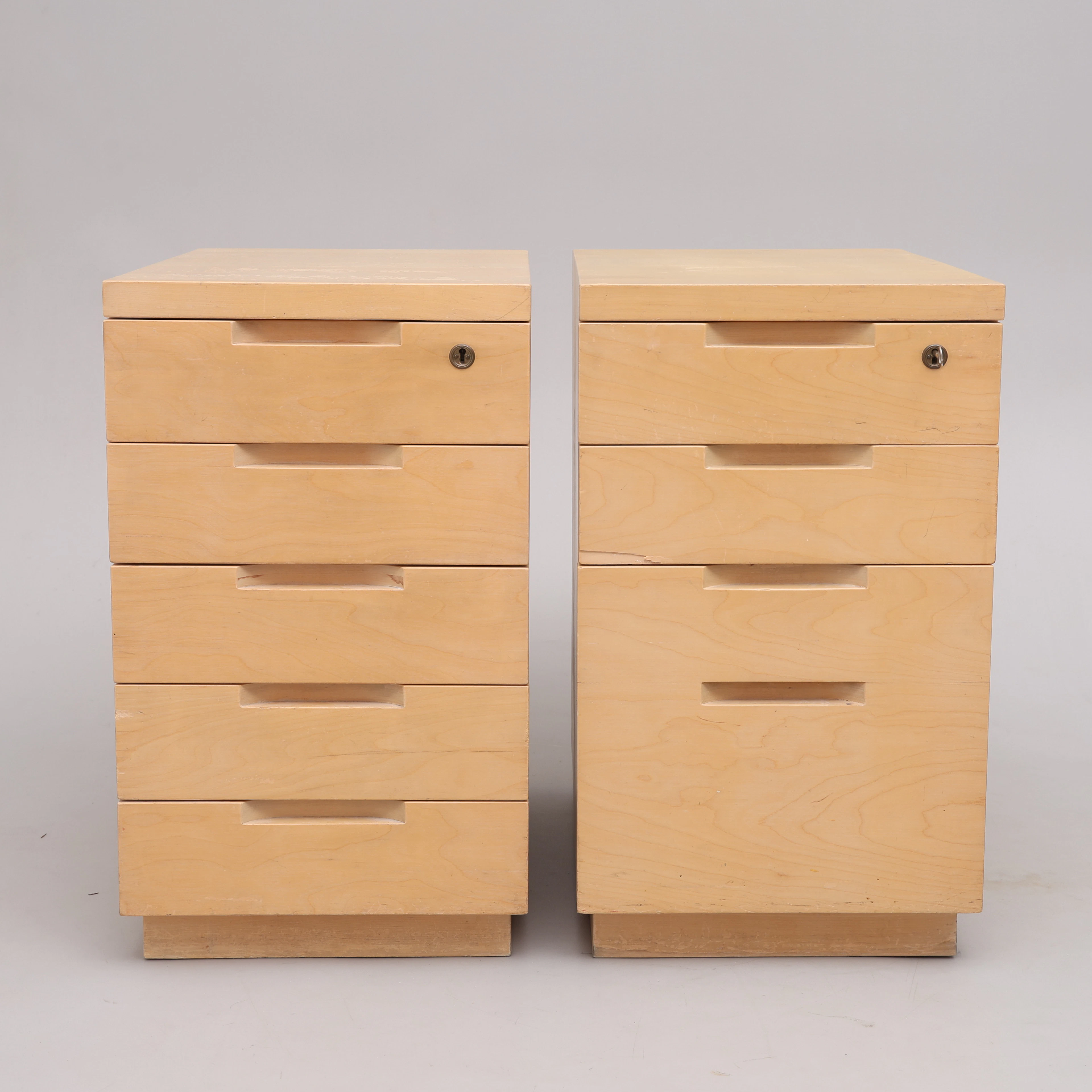 ALVAR AALTO. TVÅ HURTSAR, MODELL 297 RESP H297, FÖR ARTEK.