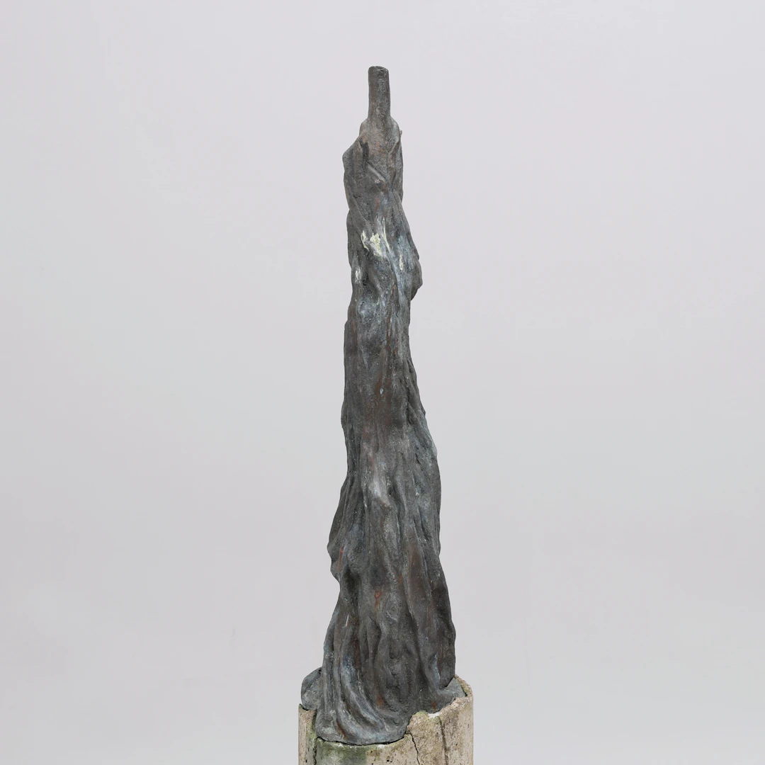 STINA EBERS 1962-2025. SKULPTUR, BRONS PÅ BETONGSOCKEL, "ELDEN" 1987.