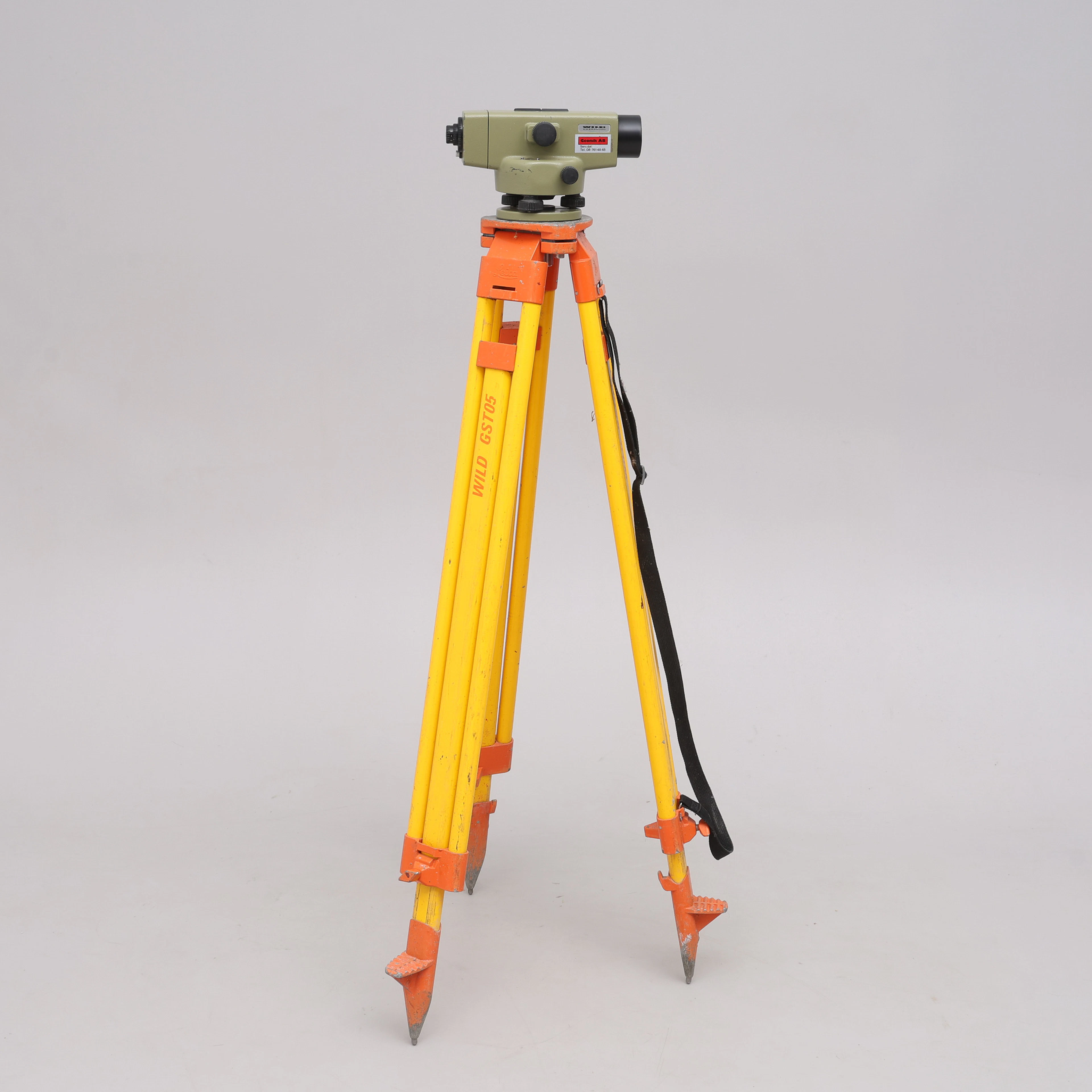 AVVÄGNINGSINSTRUMENT (LANTMÄTERI) MED TREFOTSSTATIV, WILD/LEICA, MODELL NA2.