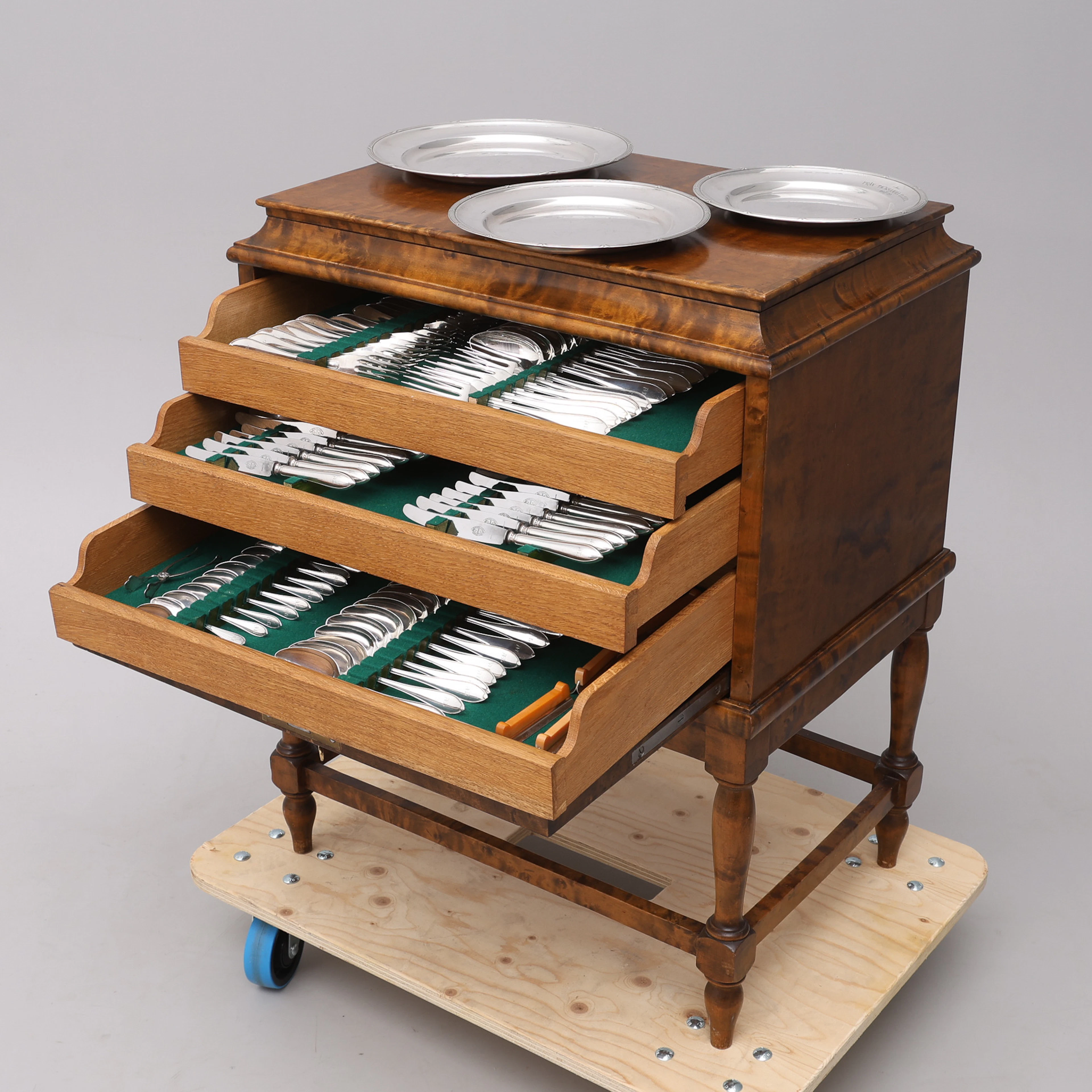 BESTICKSCHATULL I BONAD BJÖRK, AKTIEBOLAGET MÖBELINDUSTRI, LUND, 1935.