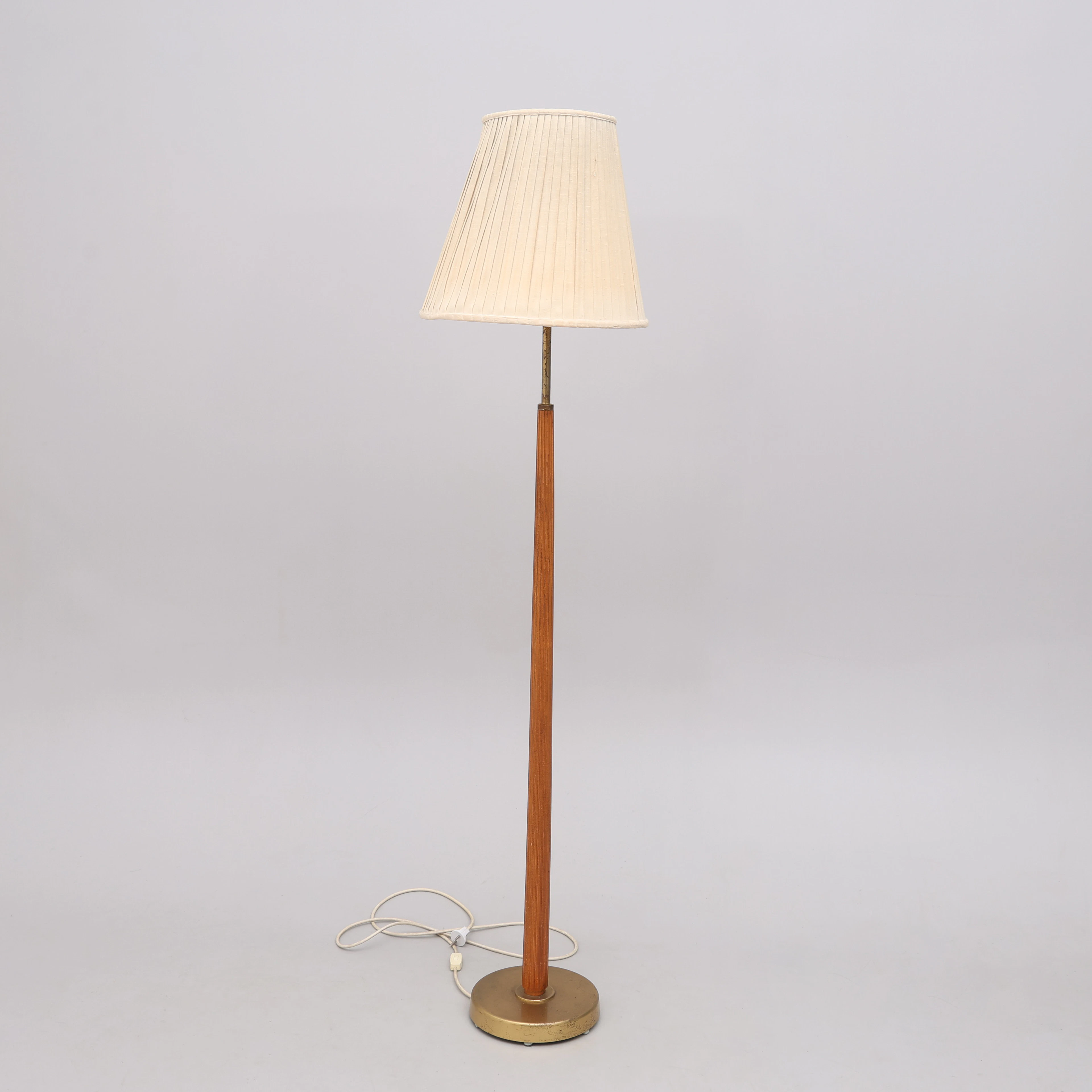 HANS BERGSTRÖM 1910-1996. GOLVLAMPA MODELL 522 FÖR ATELJÉ LYKTAN