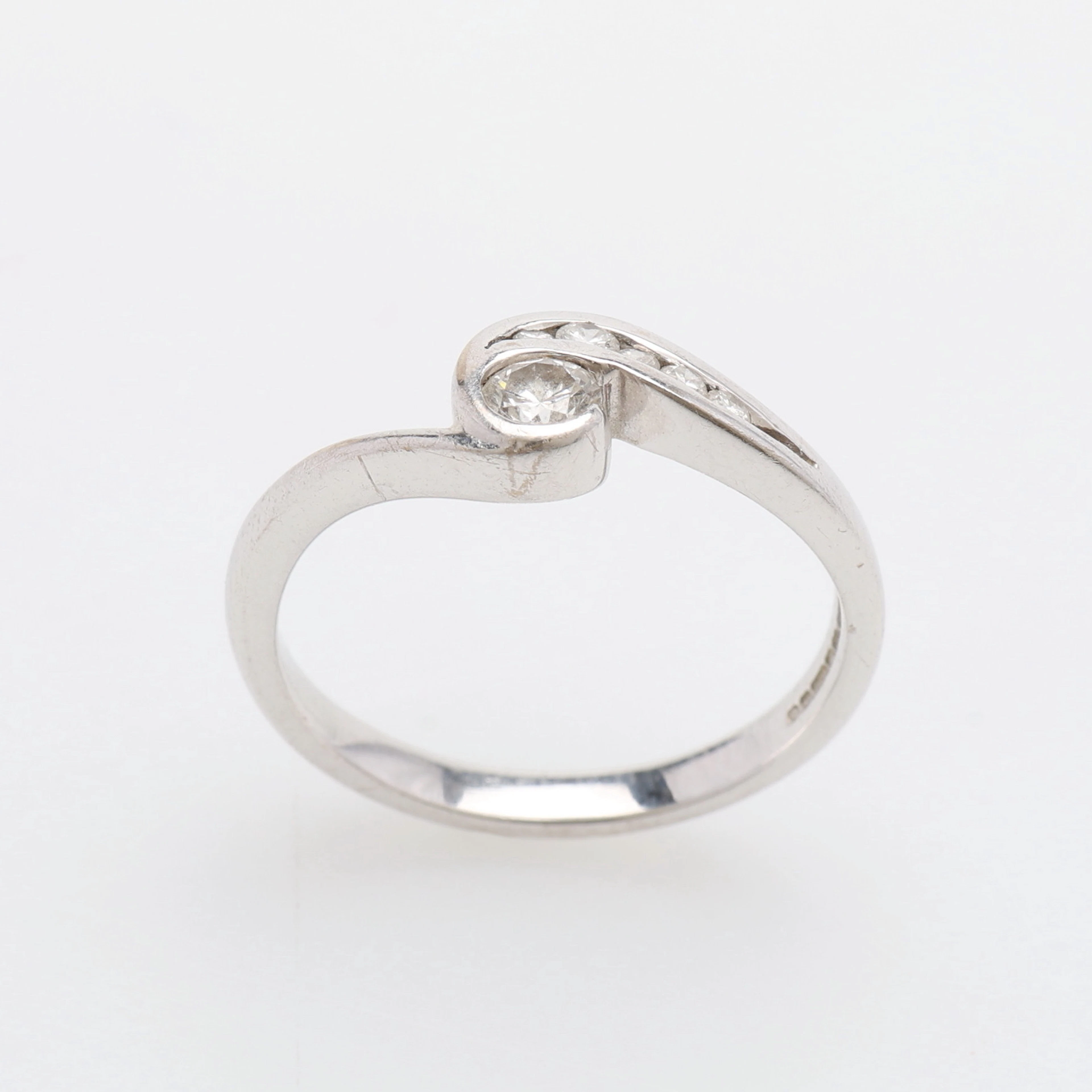 RING, 18K VITGULD & DIAMANTER, CHARLES GREEN & SON LTD, BIRMINGHAM