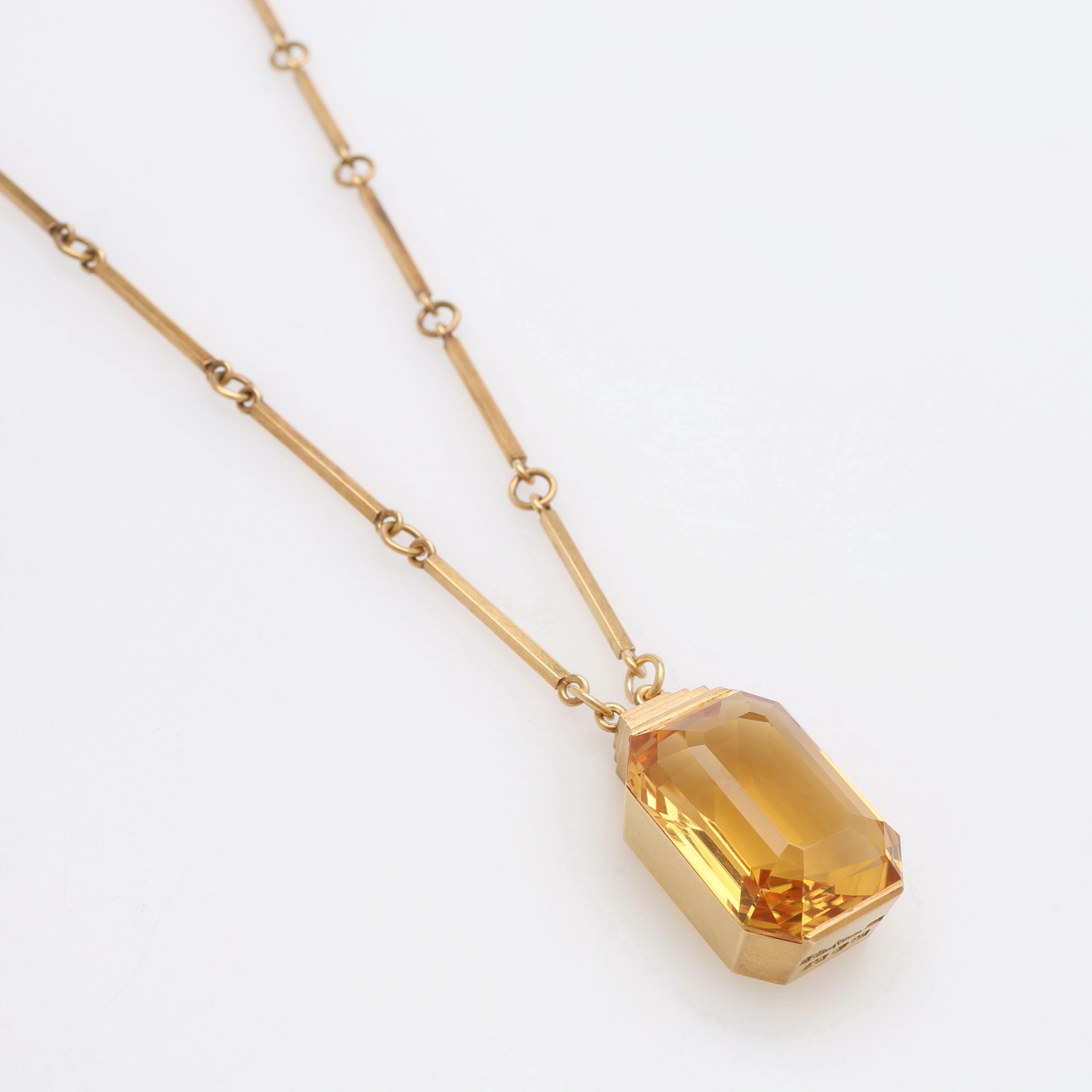 WIWEN NILSSON. COLLIER MED HÄNGE, 18 k guld med infattad trappslipad