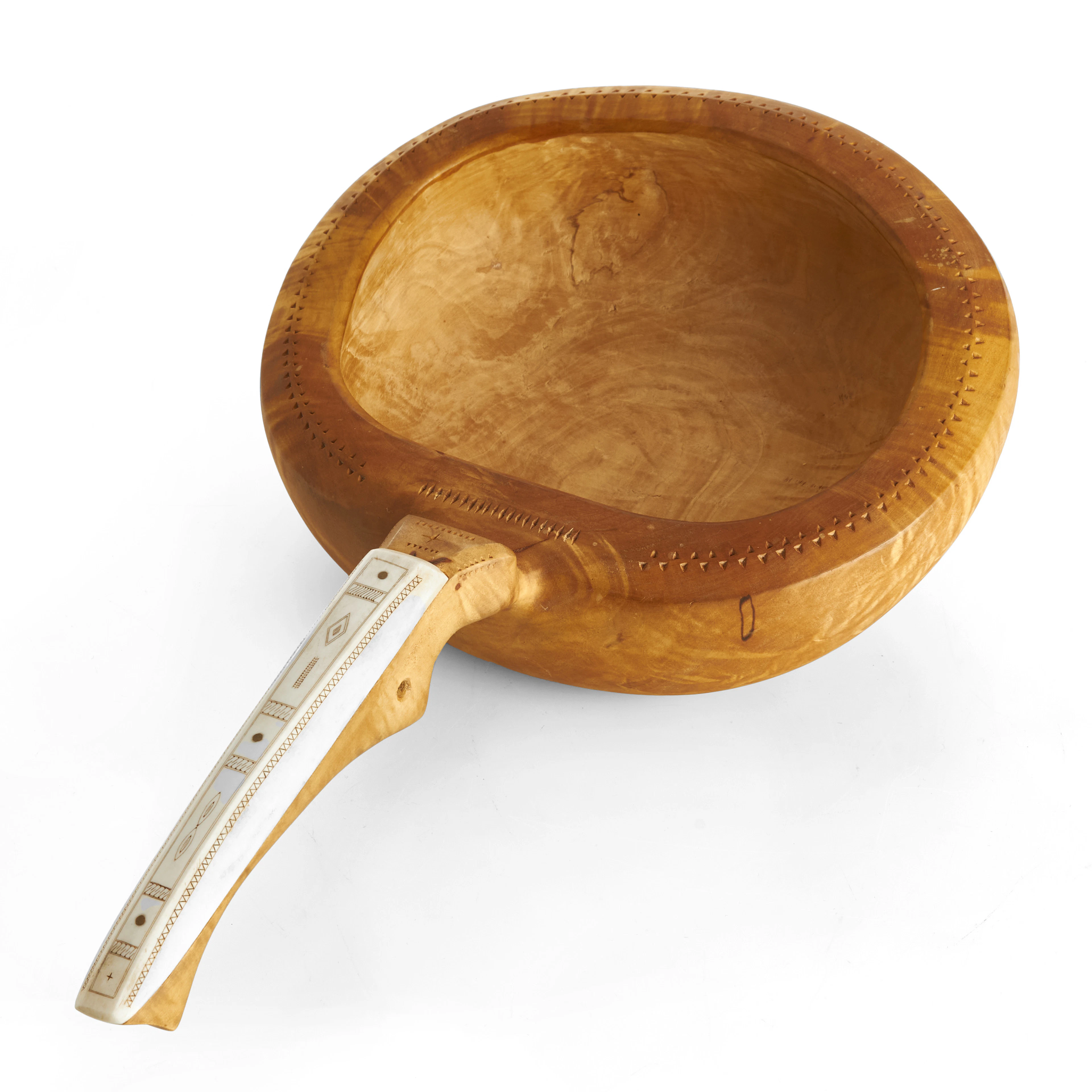 MJÖLKSTÄVA / NÁPHIE. Sameslöjd, signerad G.F. björk med handtag i renhorn.