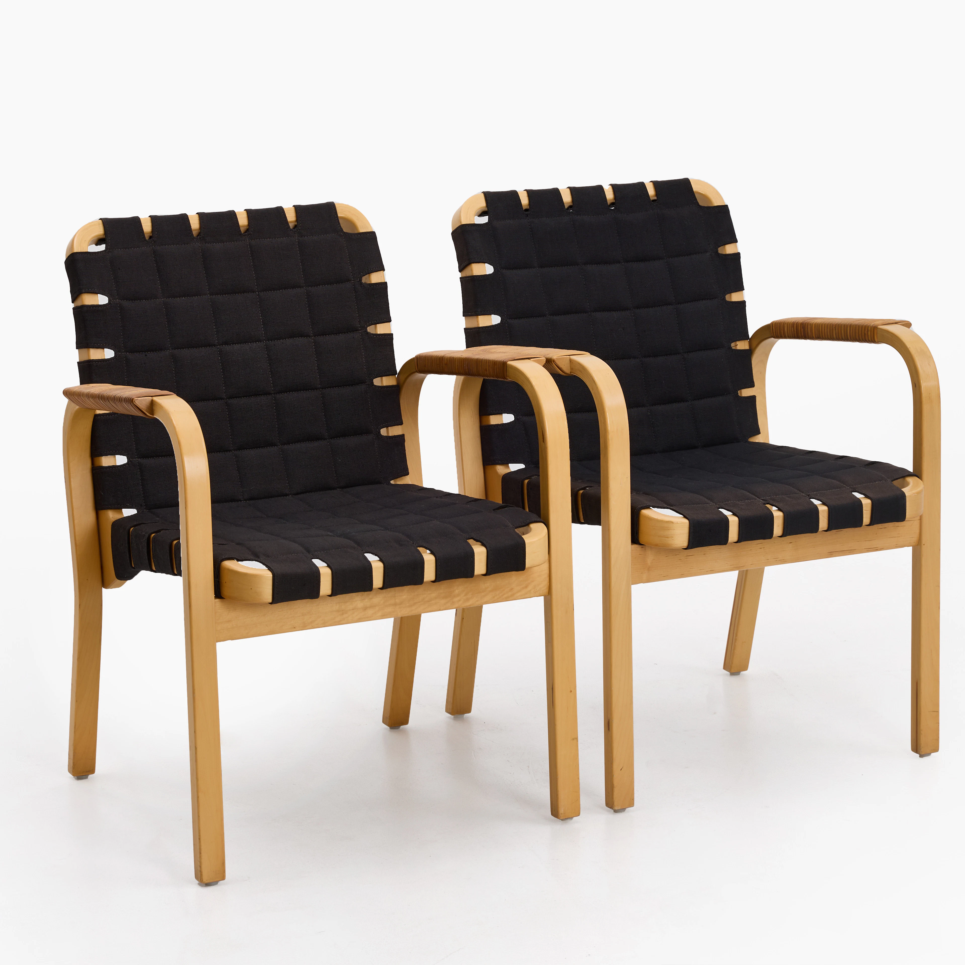 ALVAR AALTO. Karmstolar, ett par, modell 45, Artek, Finland.