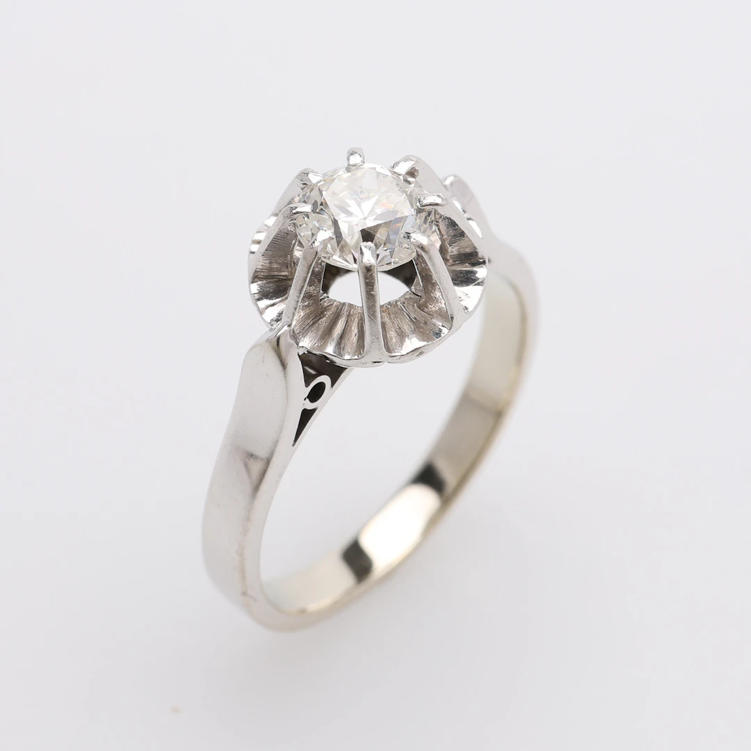 RING, 18K VITGULD & BRILJANT OM CIRKA 0,6 CT, TOTALT 4 GRAM.