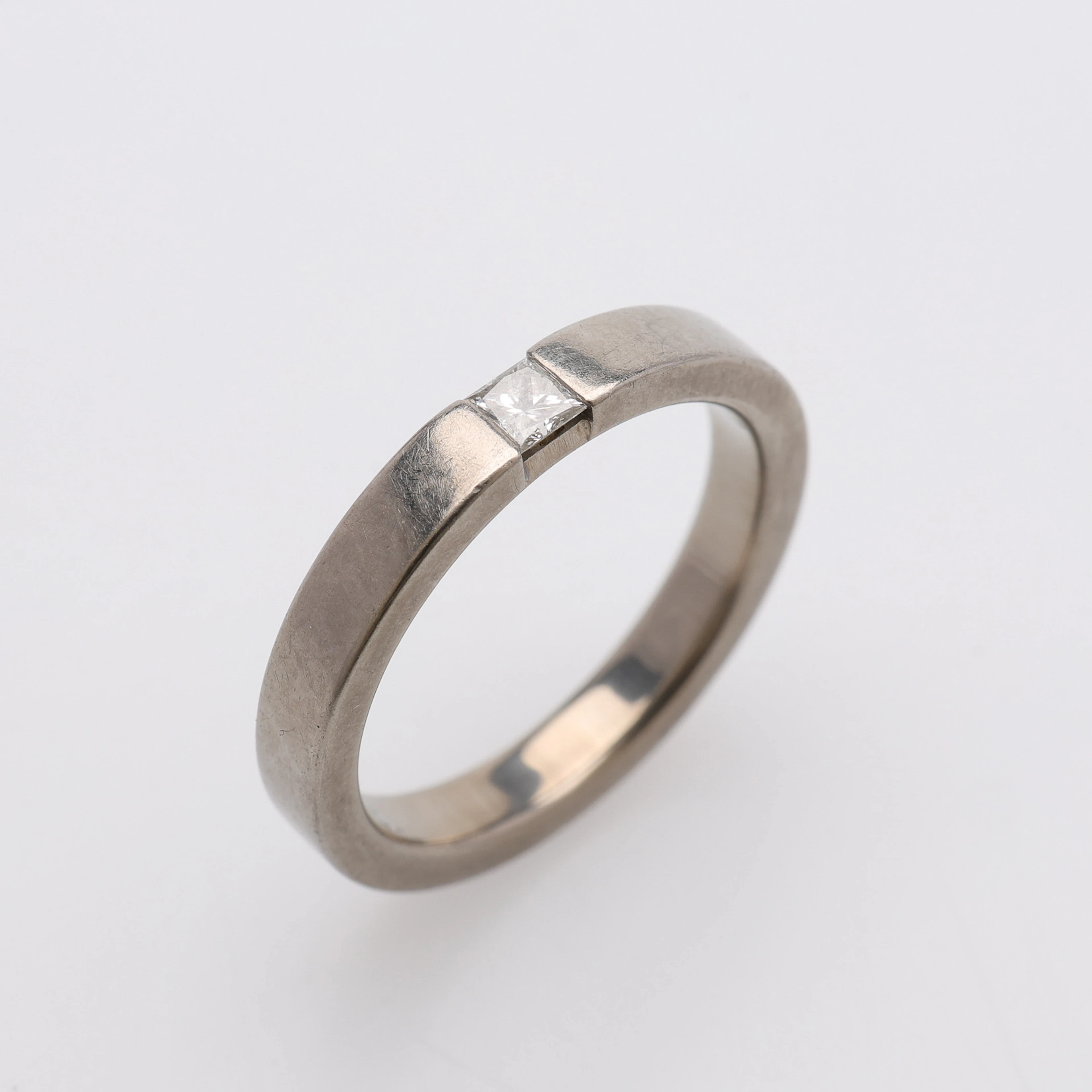 SOLITÄRRING, TITAN MED PRINCESSLIPAD DIAMANT OM CA 0,09 CT.