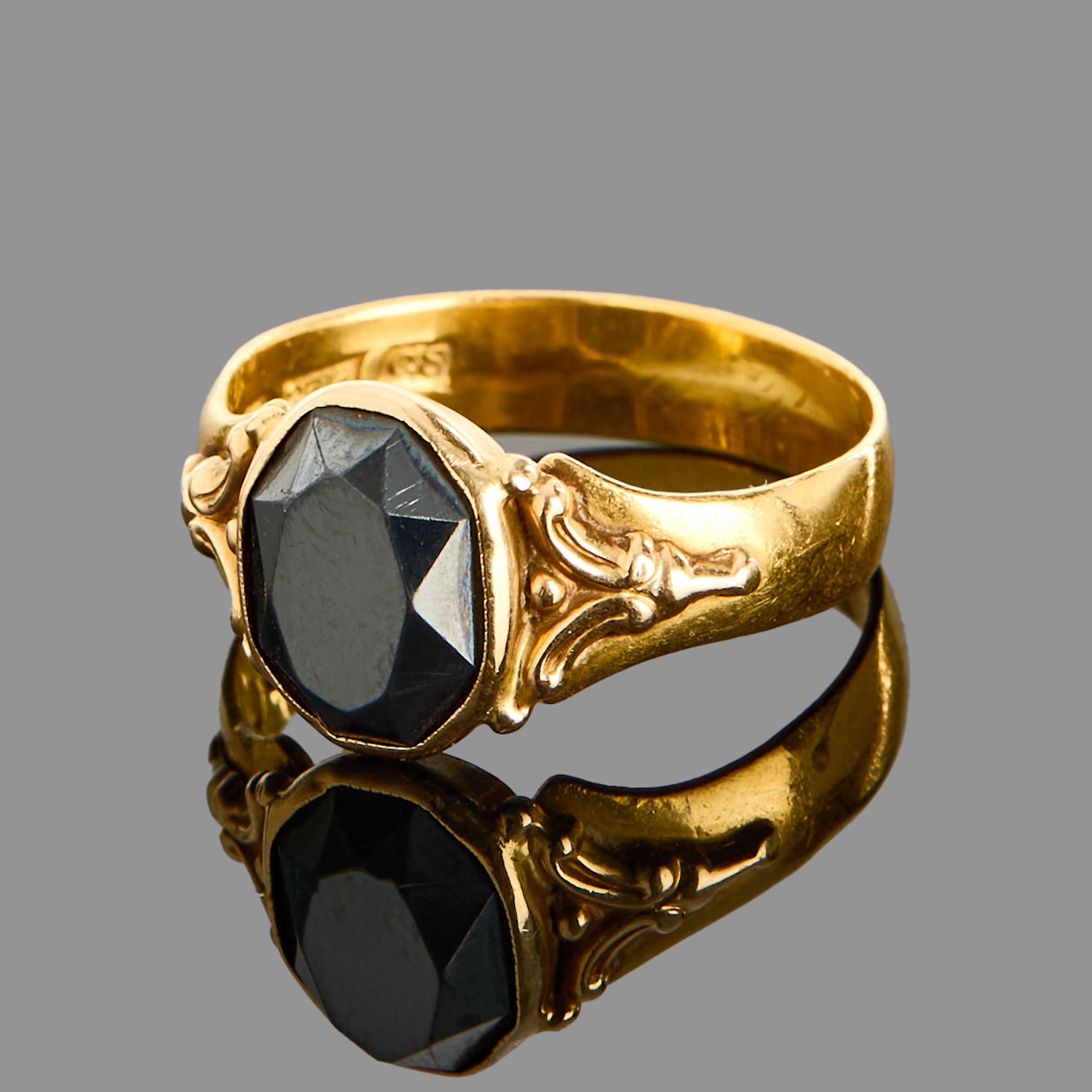 RING, 23k guld, mönstrad dekor med en fasettslipad hematit, Hallbergs