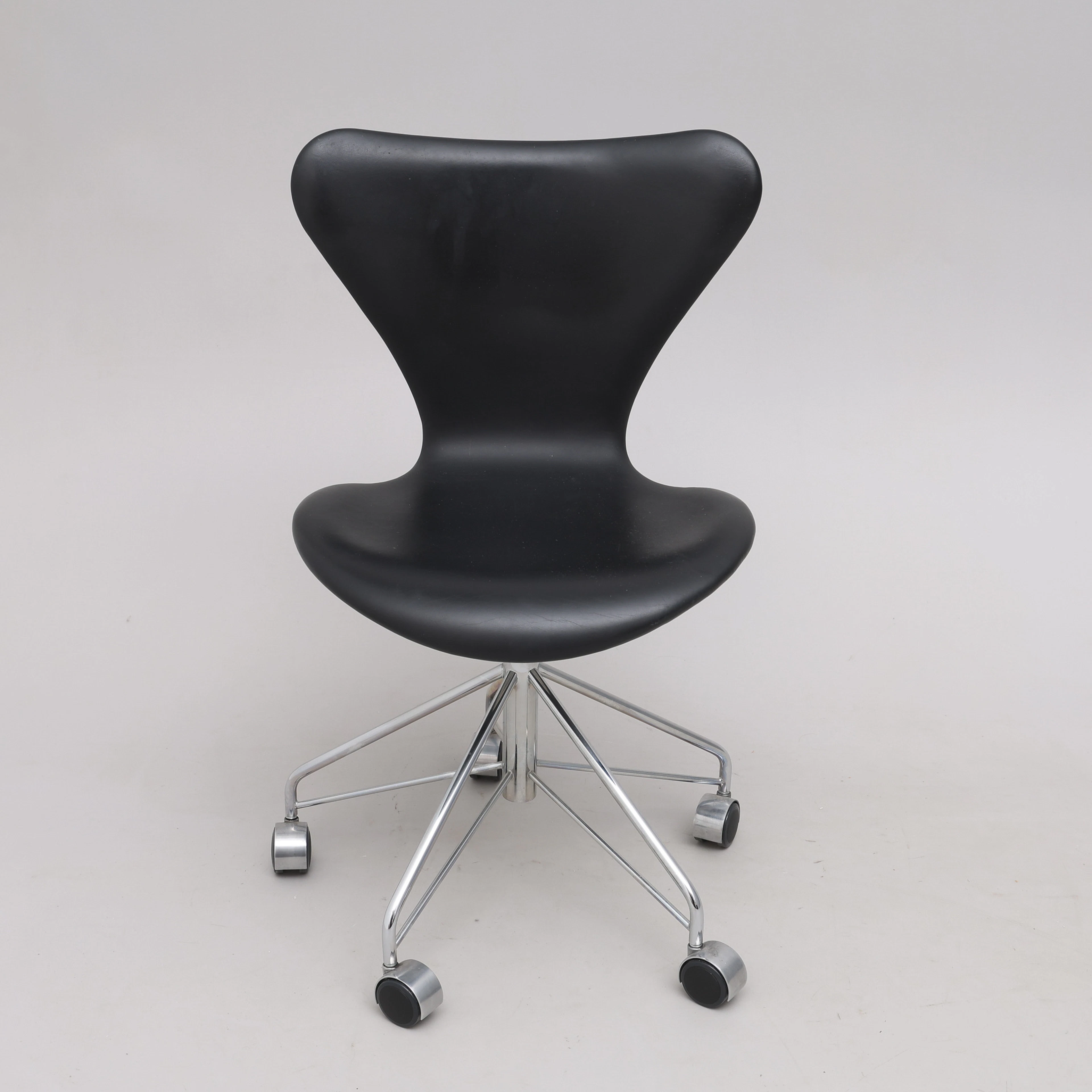 ARNE JACOBSEN. KONTORSSTOL, STÅL & LÄDER, "SJUAN", REPUBLIC OF FRITZ