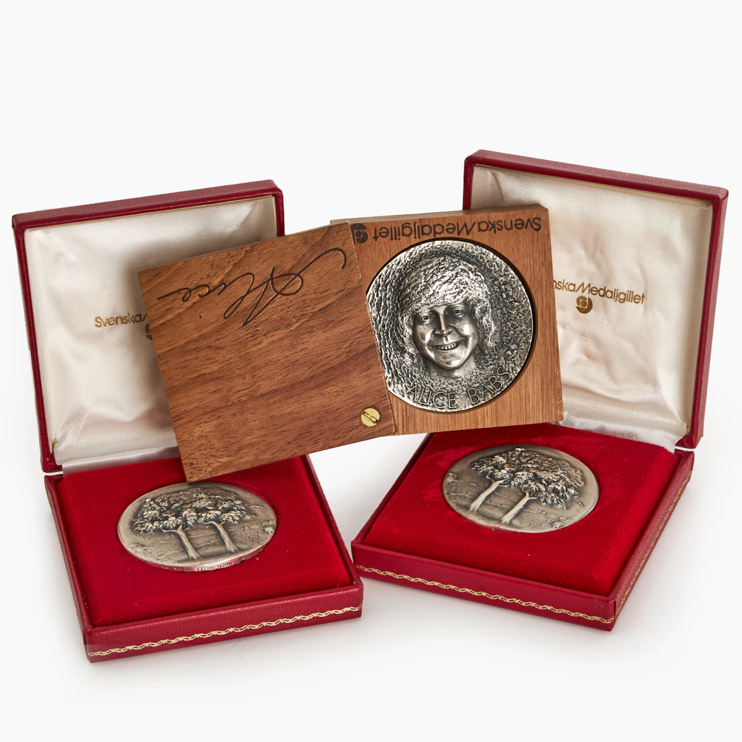 MEDALJER, 3 st, finsilver, i etuier. Med motiv av Carl XVI Gustaf och Silvia.