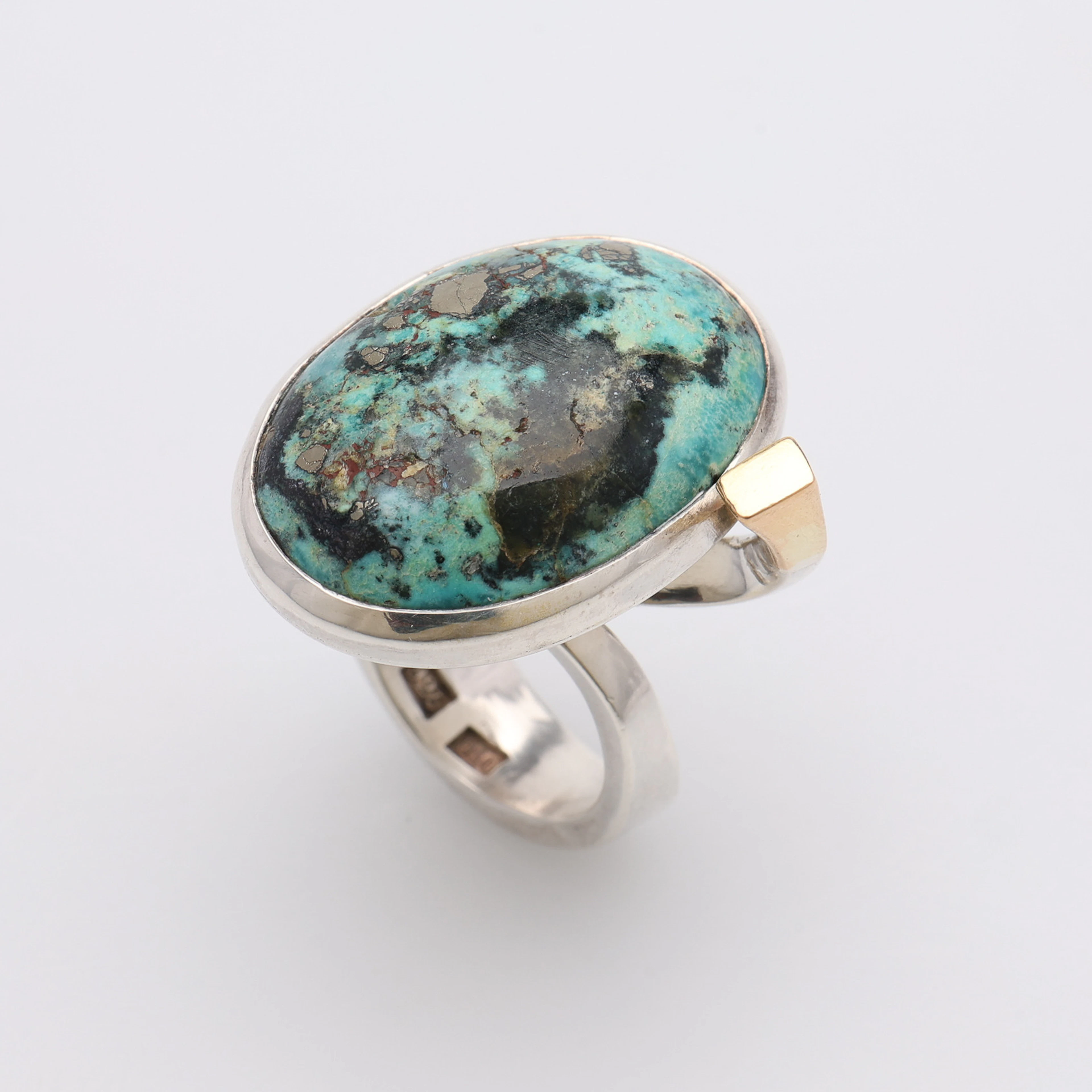 OLLE OHLSSON. RING, STERLINGSILVER OCH GULD MED TURKOS.