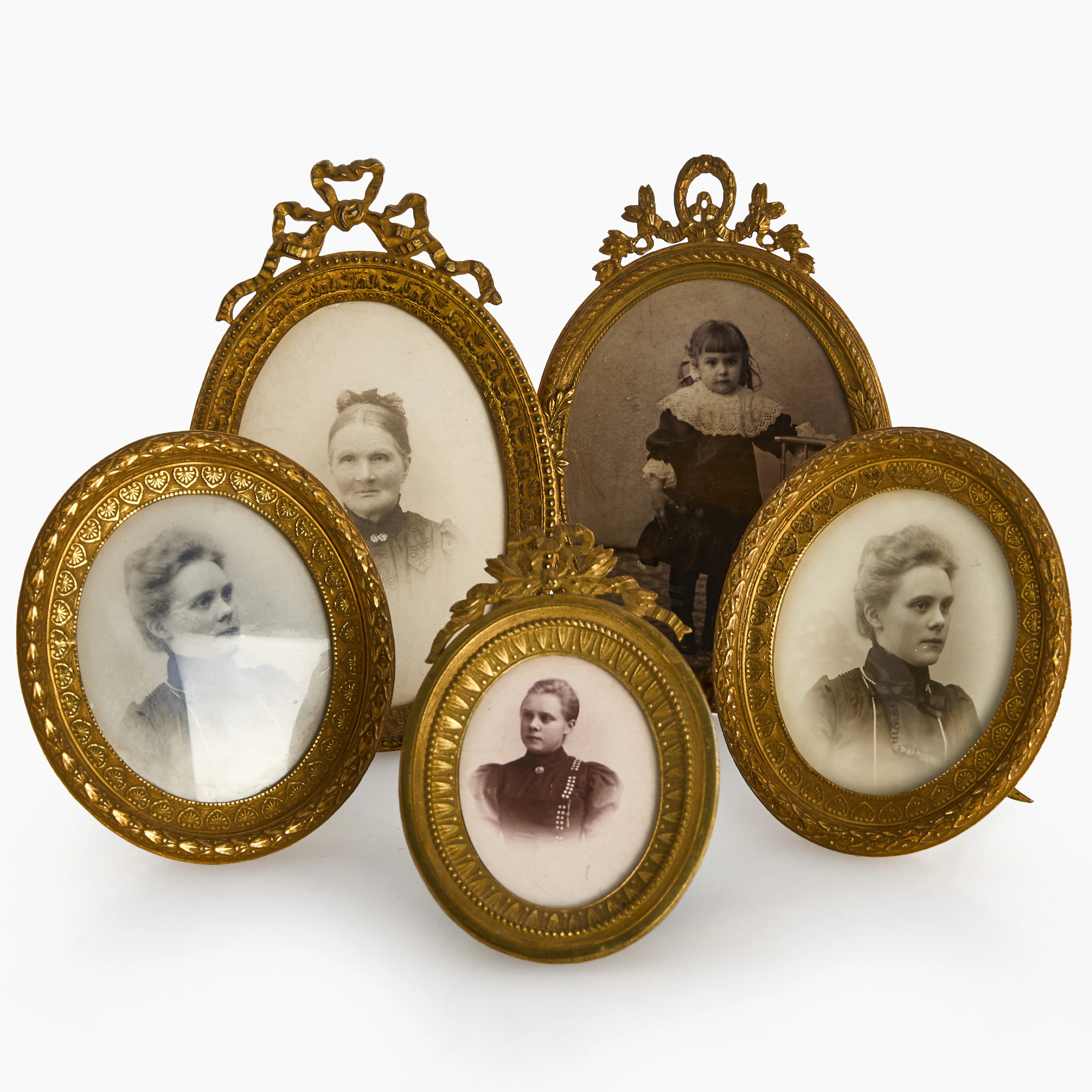 FOTORAMAR, 5 st, förgylld mässing, omkring år 1900, monterade med