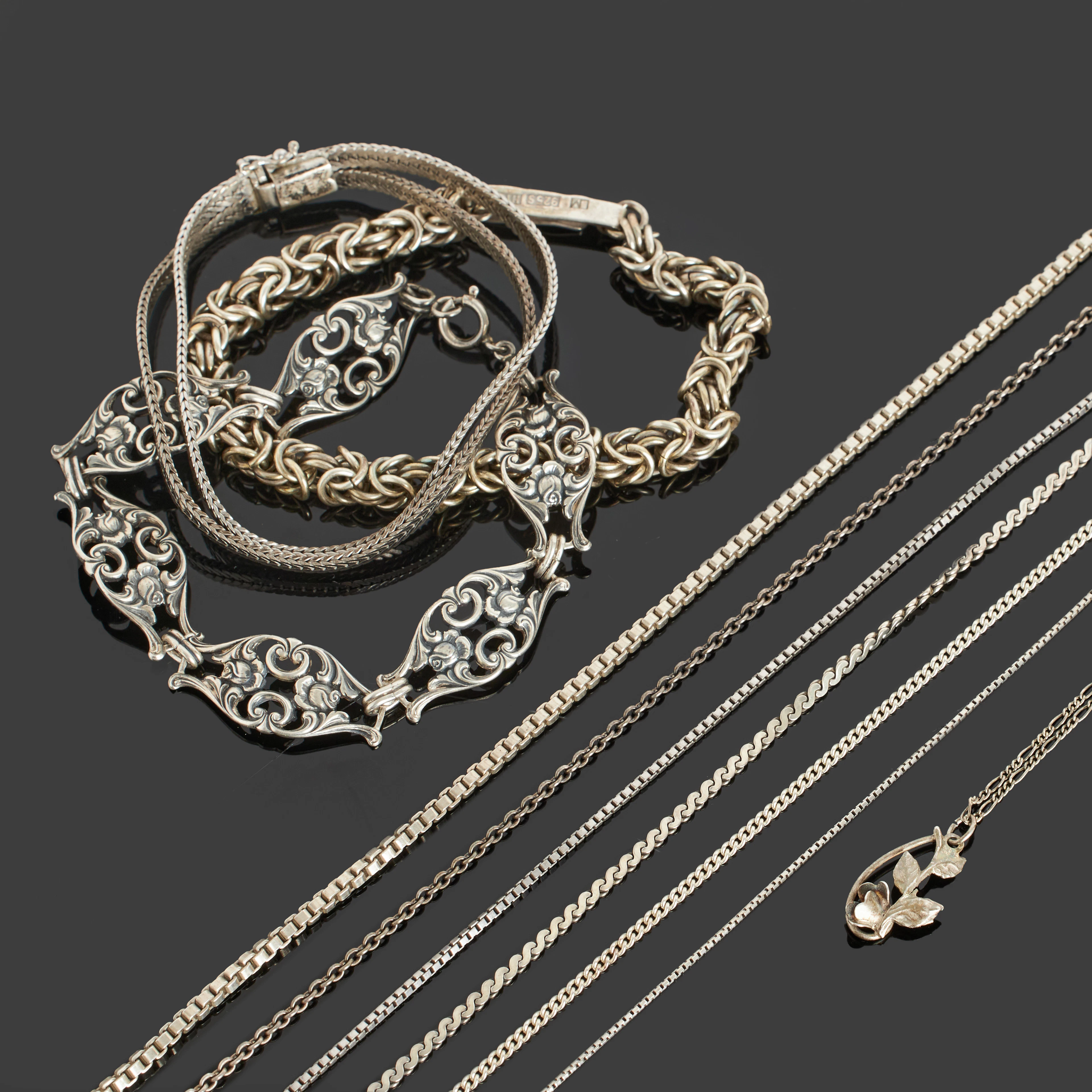 SILVERSMYCKEN, 10 delar, halskedjor, ett hänge, armband, olika modeller.