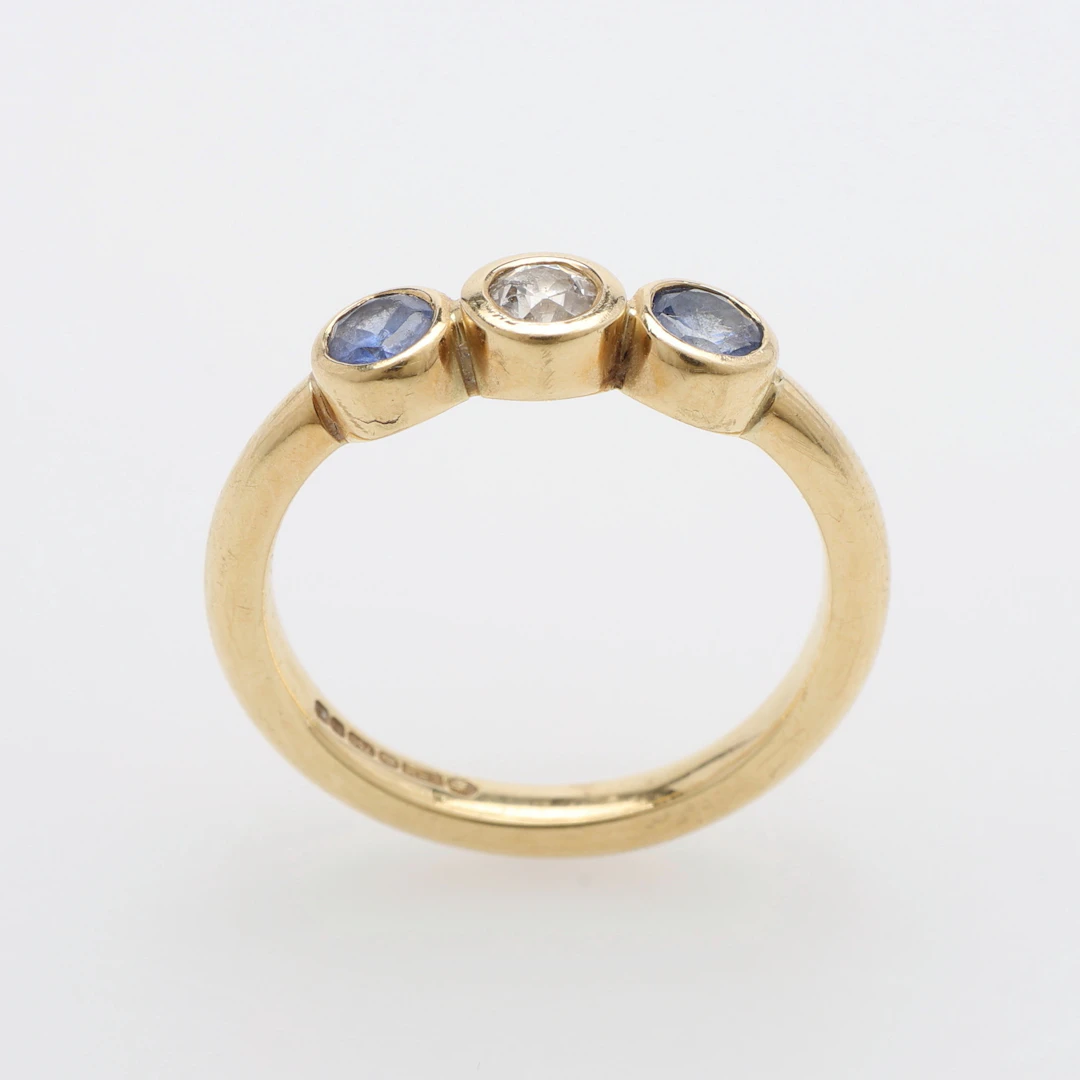 RING, 18K GULD, SAFIRER & DIAMANT, BIRMINGHAM, 2011, 3,9 GRAM.