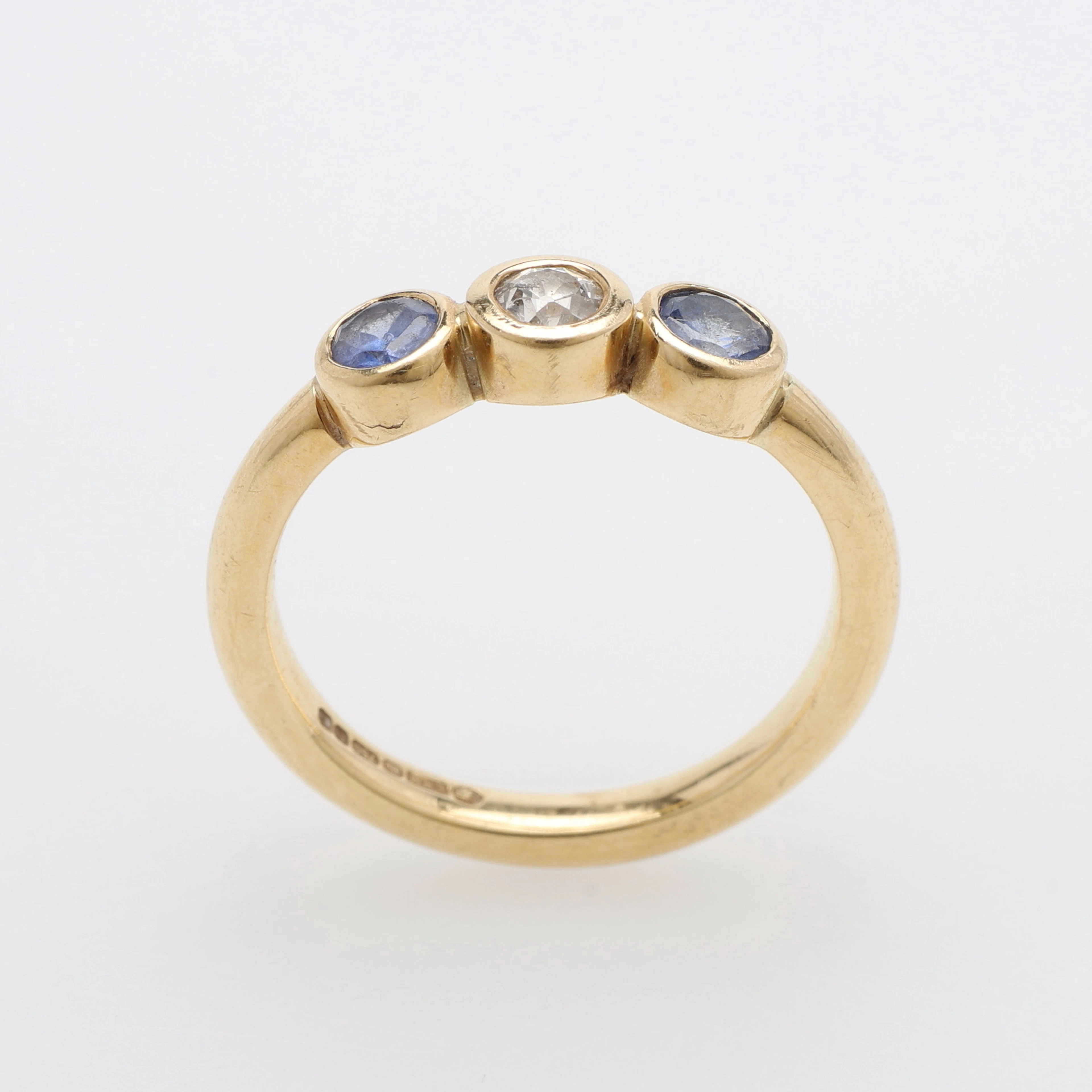 RING, 18K GULD, SAFIRER & DIAMANT, BIRMINGHAM, 2011, 3,9 GRAM.
