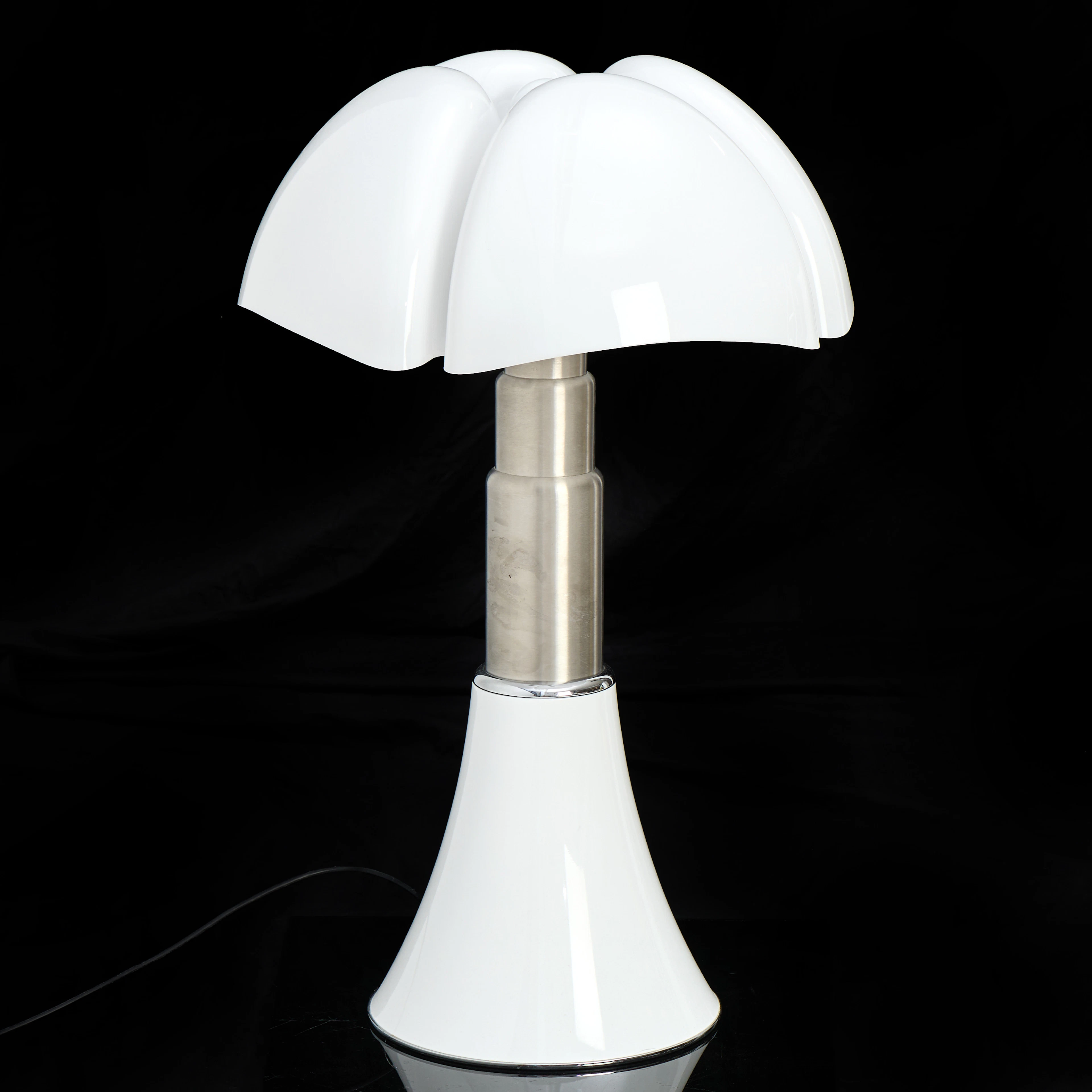 GAE AULENTI. MARTINELLI LUCE. Bords-/ golvlampa 'Modell 620' 'Pipistrello'.