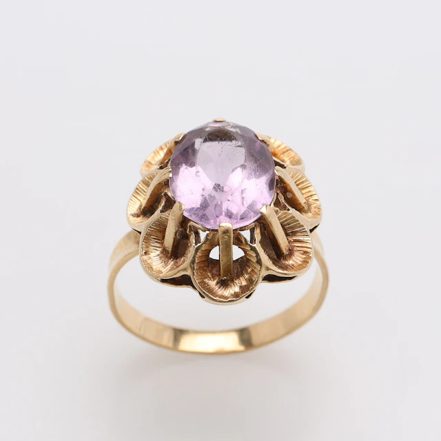 RING, 18 K GULD MED FACETTSLIPAD OVAL AMETIST, 3,2 g.