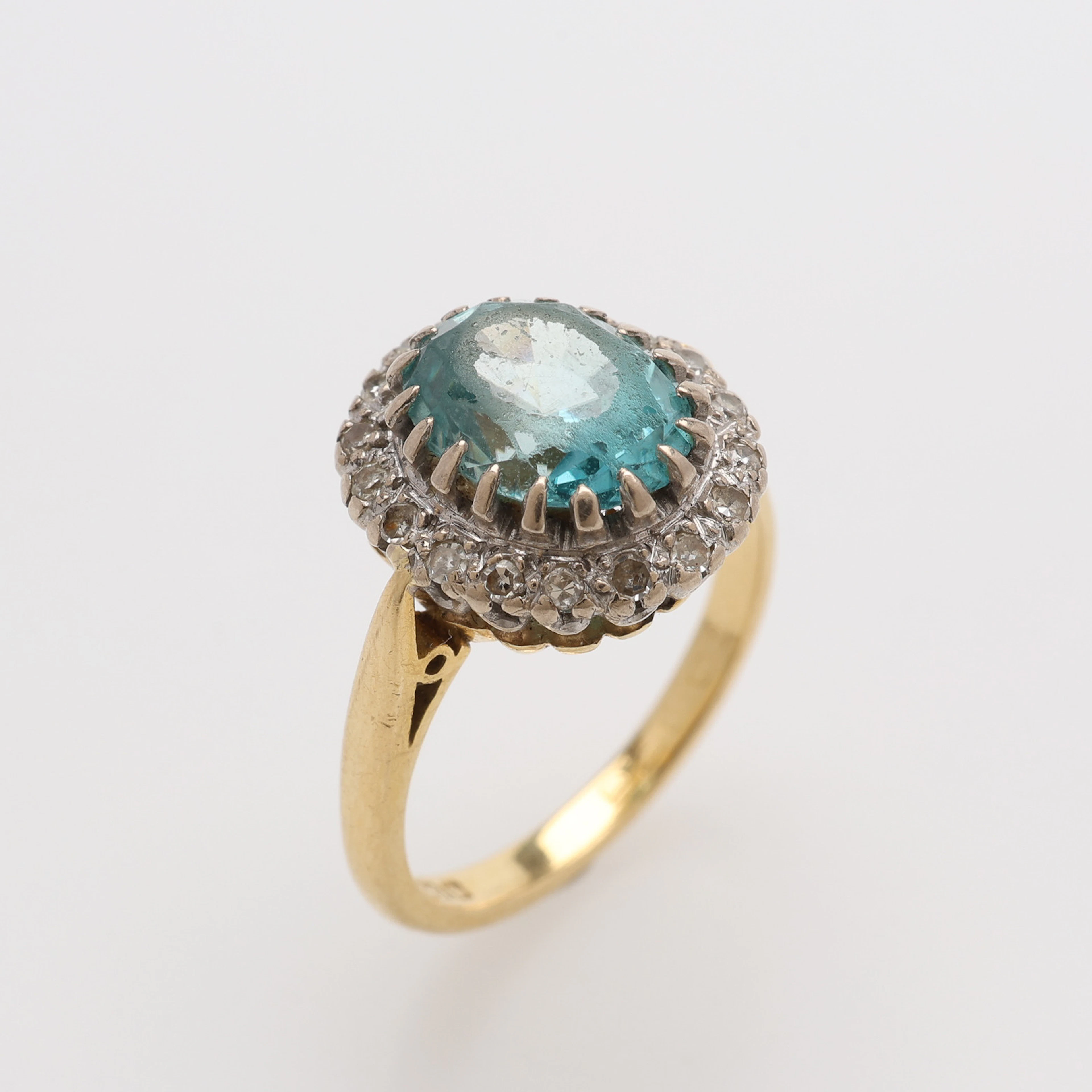 RING, 18K GULD, GAMMALSLIPADE DIAMANTER & LJUSBLÅ TOPAS, ENGLAND