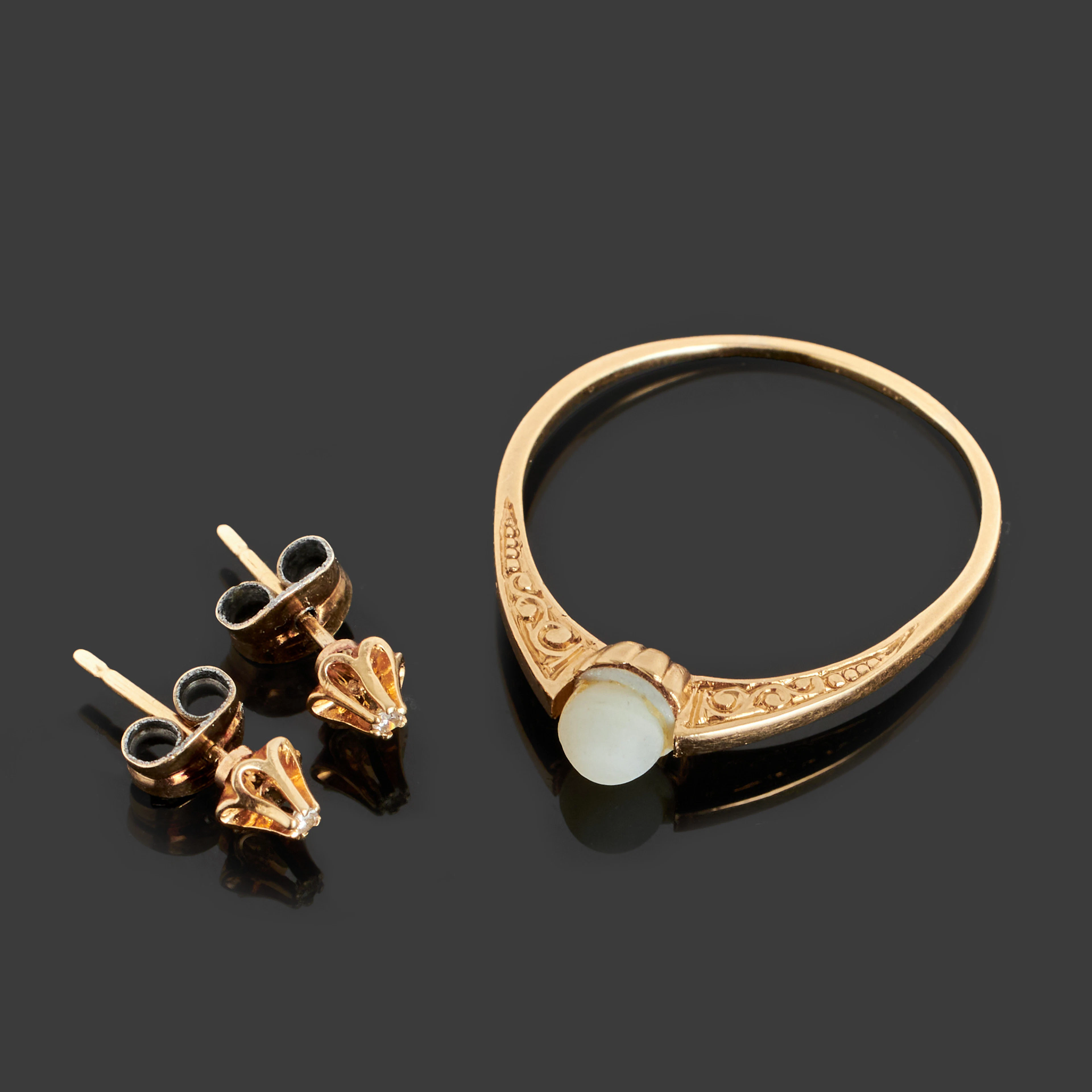 RING & ÖRHÄNGEN, ett par, 18k guld, ring med imitationspärla, örhängen