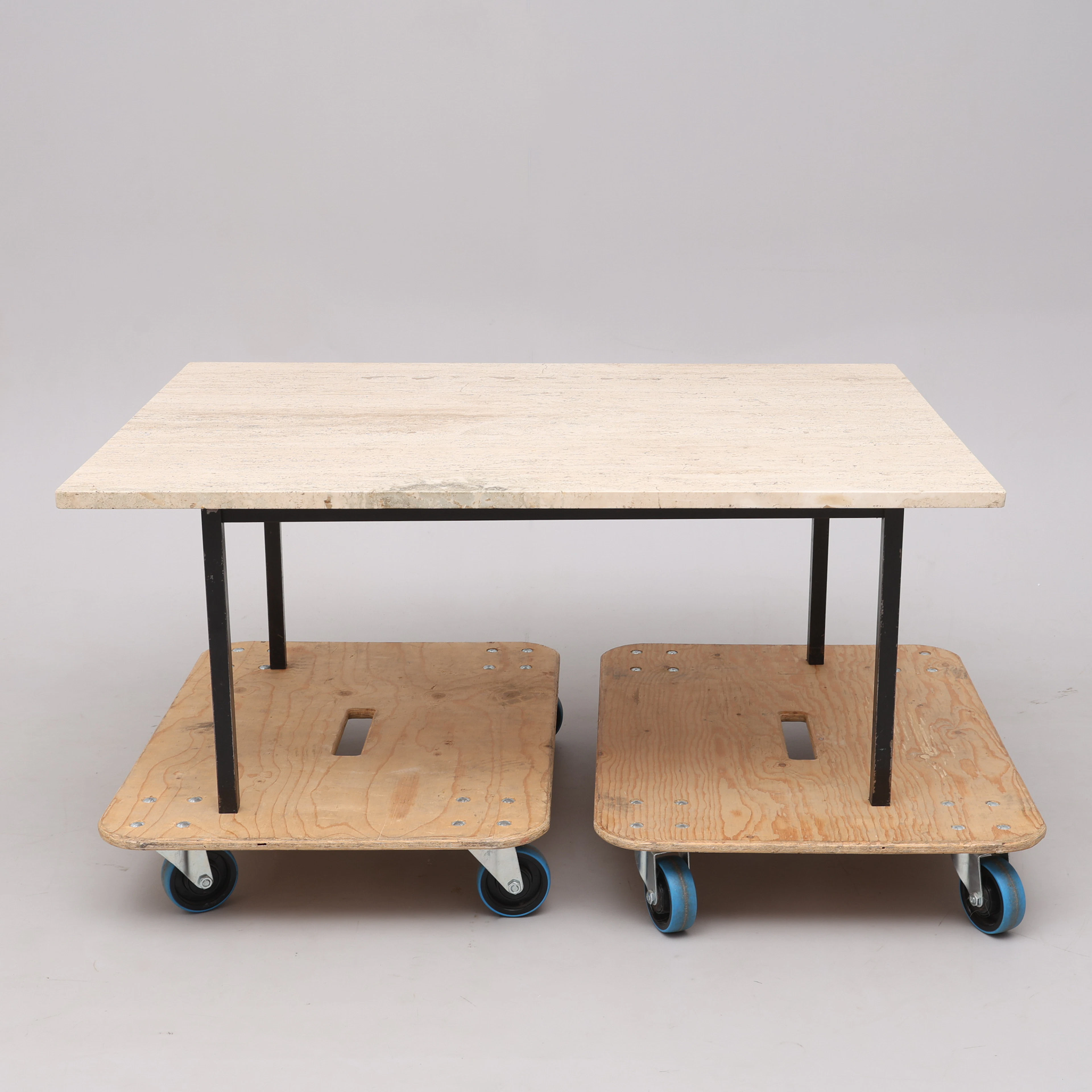 SOFFBORD, TRAVERTINSKIVA MED METALLUNDERREDE, 1960-TAL.