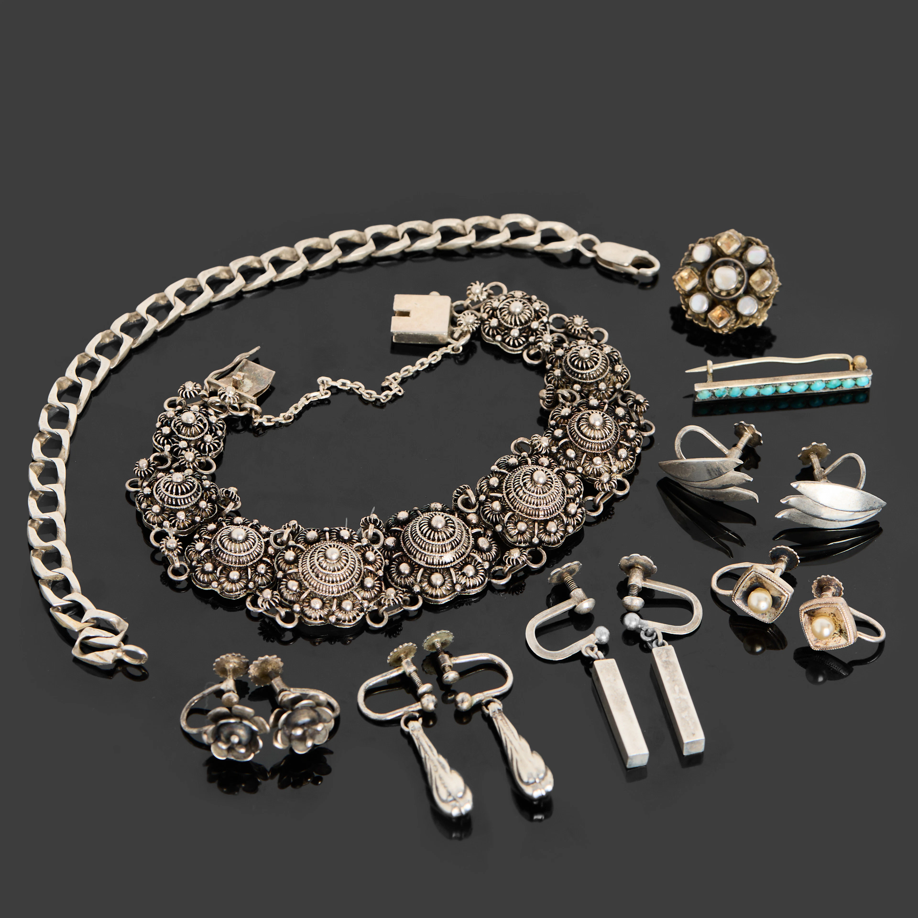 SILVERSMYCKEN, 9 delar, silver, örhängen med skruvlås, broscher, armband