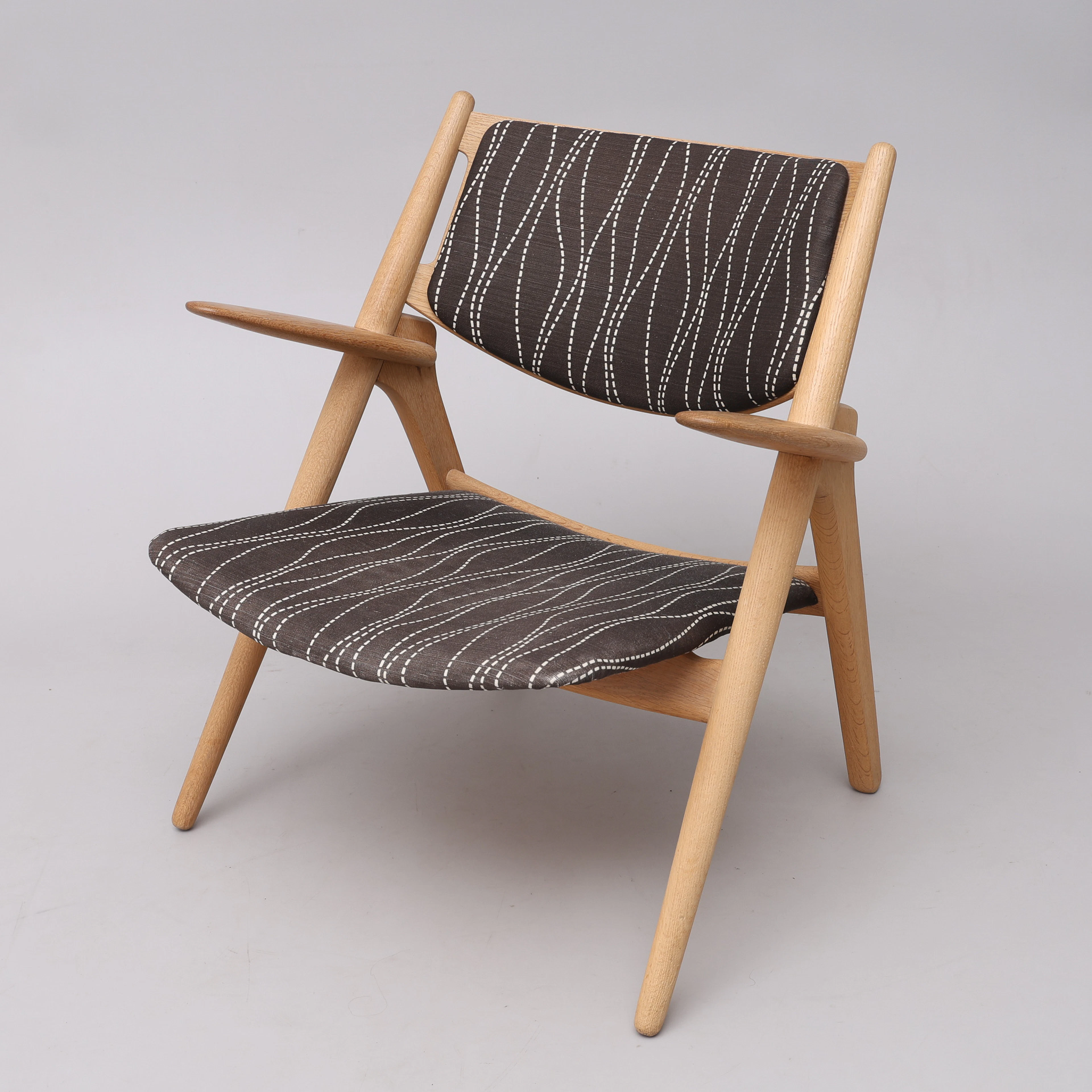 HANS J WEGNER. FÅTÖLJ, "CH-28", CARL HANSEN & SON, ODENSE DANMARK.