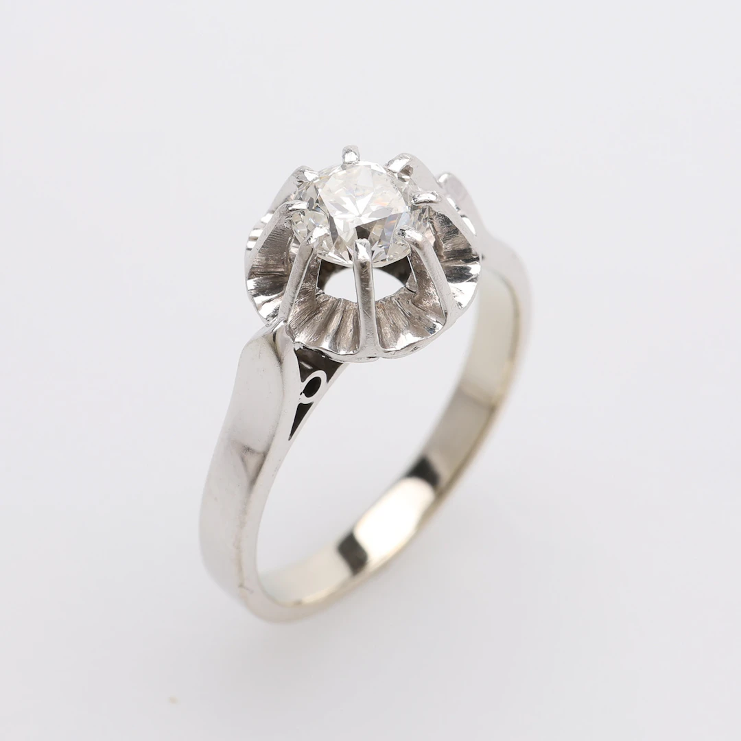 RING, 18K VITGULD & BRILJANT OM CIRKA 0,6 CT, TOTALT 4 GRAM.