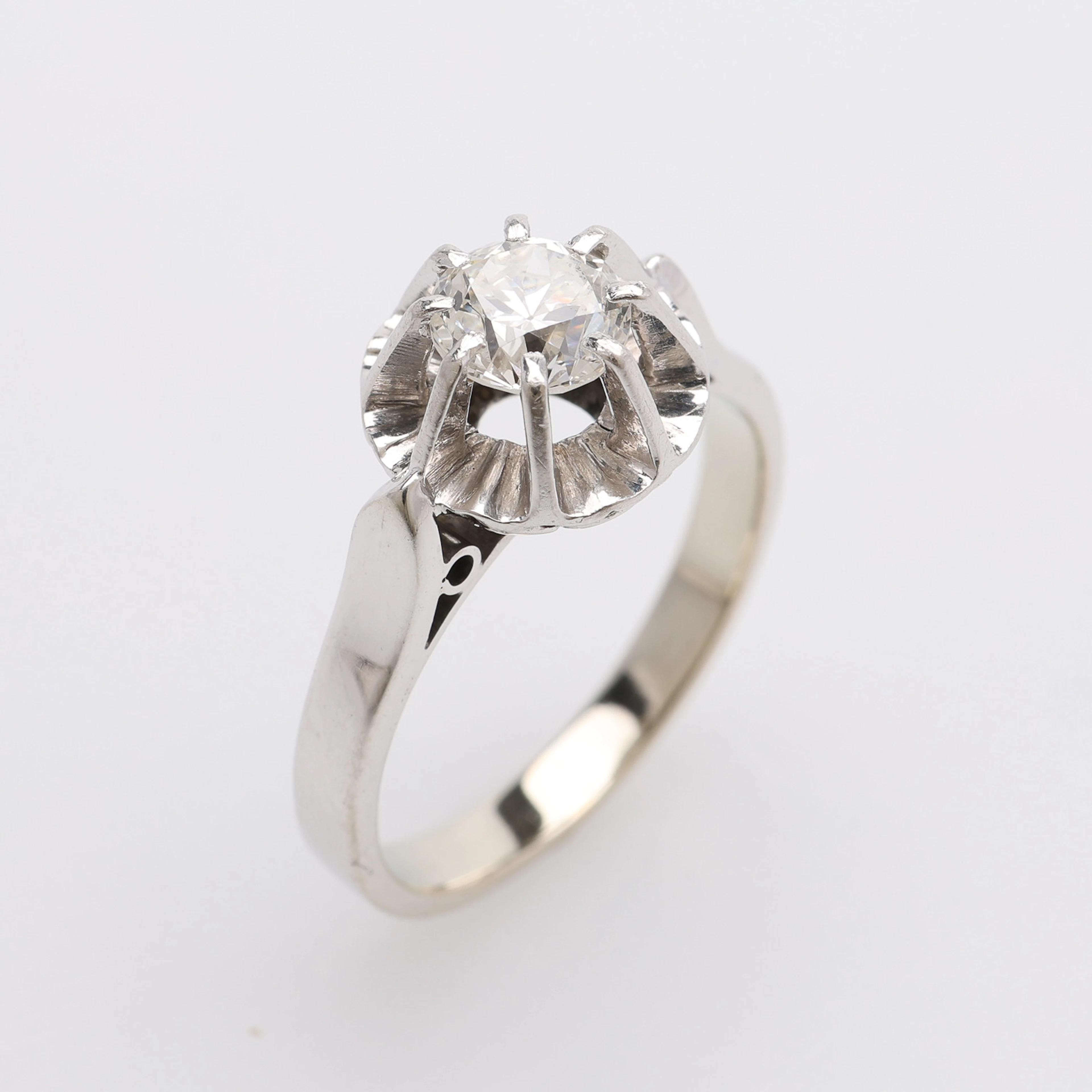 RING, 18K VITGULD & BRILJANT OM CIRKA 0,6 CT, TOTALT 4 GRAM.