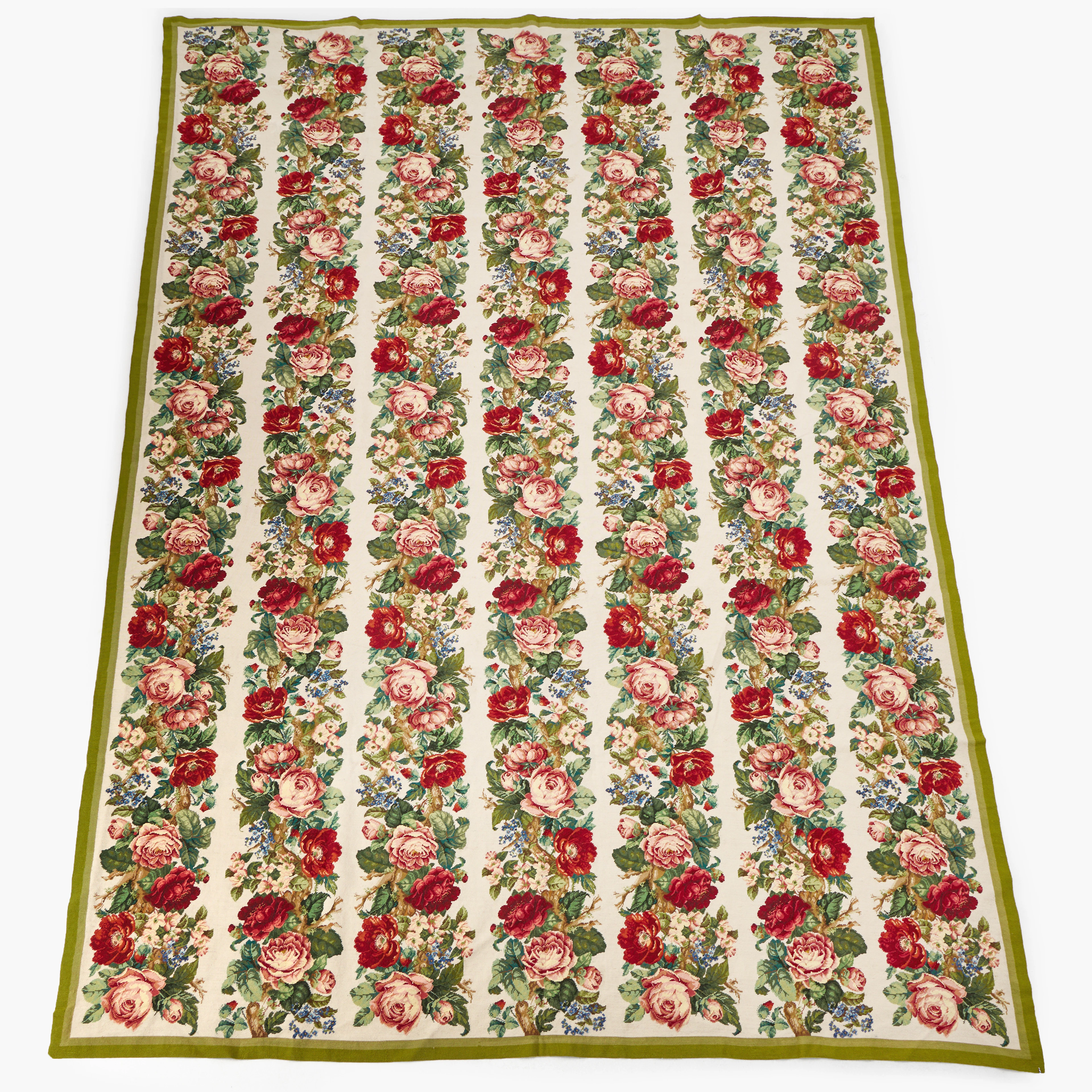 STOR MATTA, 1900-tal, handbroderad med dekor av rosor, ca 415 x 298 cm.