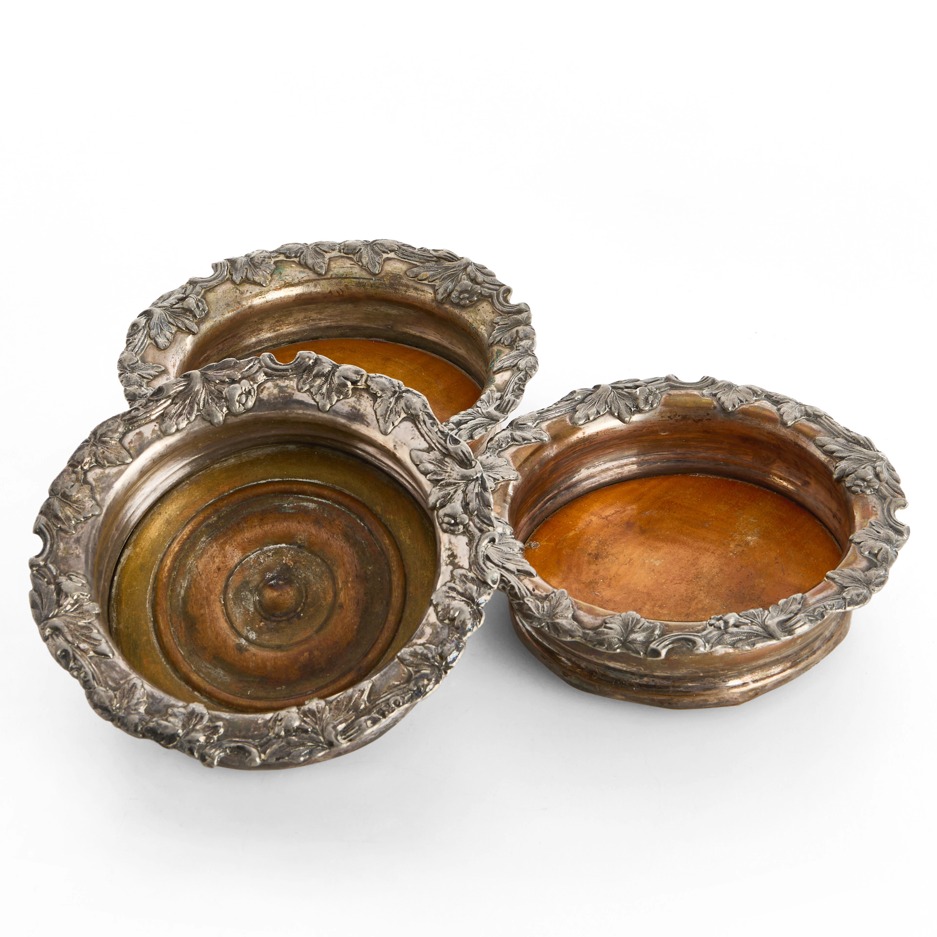 COASTERS/UNDERLÄGG, 3 st, nysilver och trä, England, omkring 1900.
