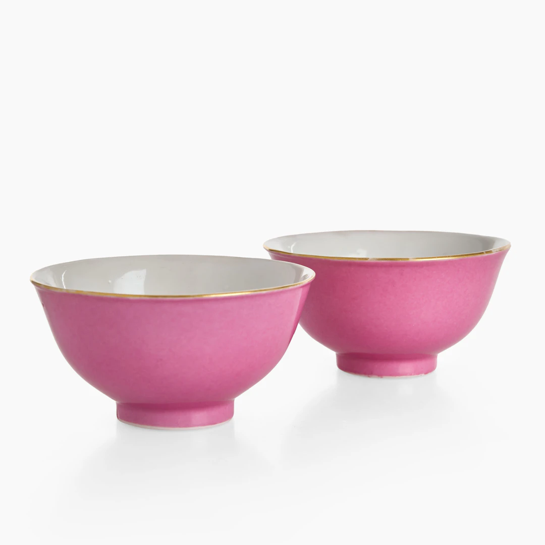 SKÅLAR (2), porslin, Kina, monokrom rosa glasyr (yanzhihong), förgylld