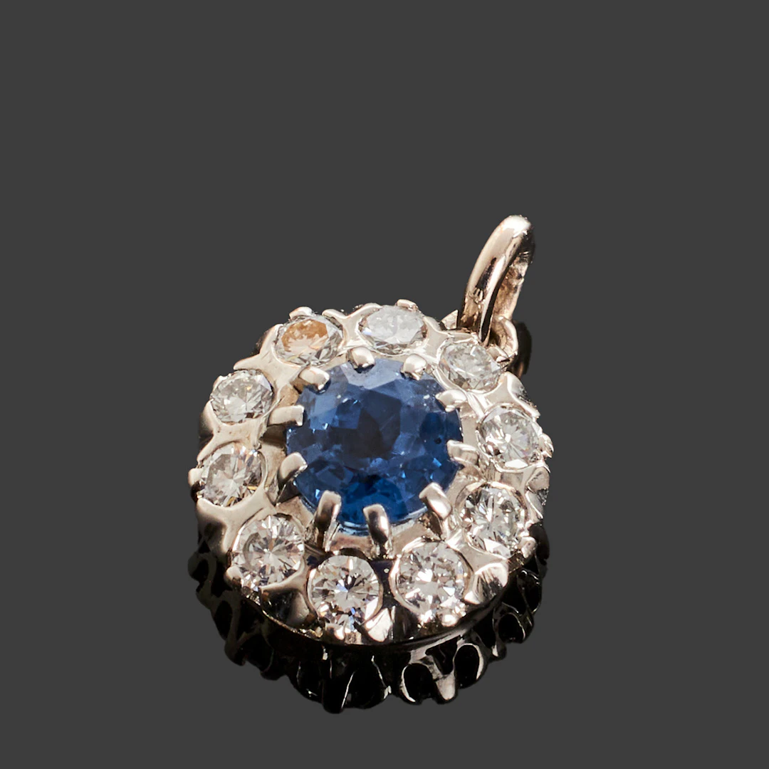CARMOSÉHÄNGE, 18k vitguld, centrerad safir ca 0.70ct bekransad med