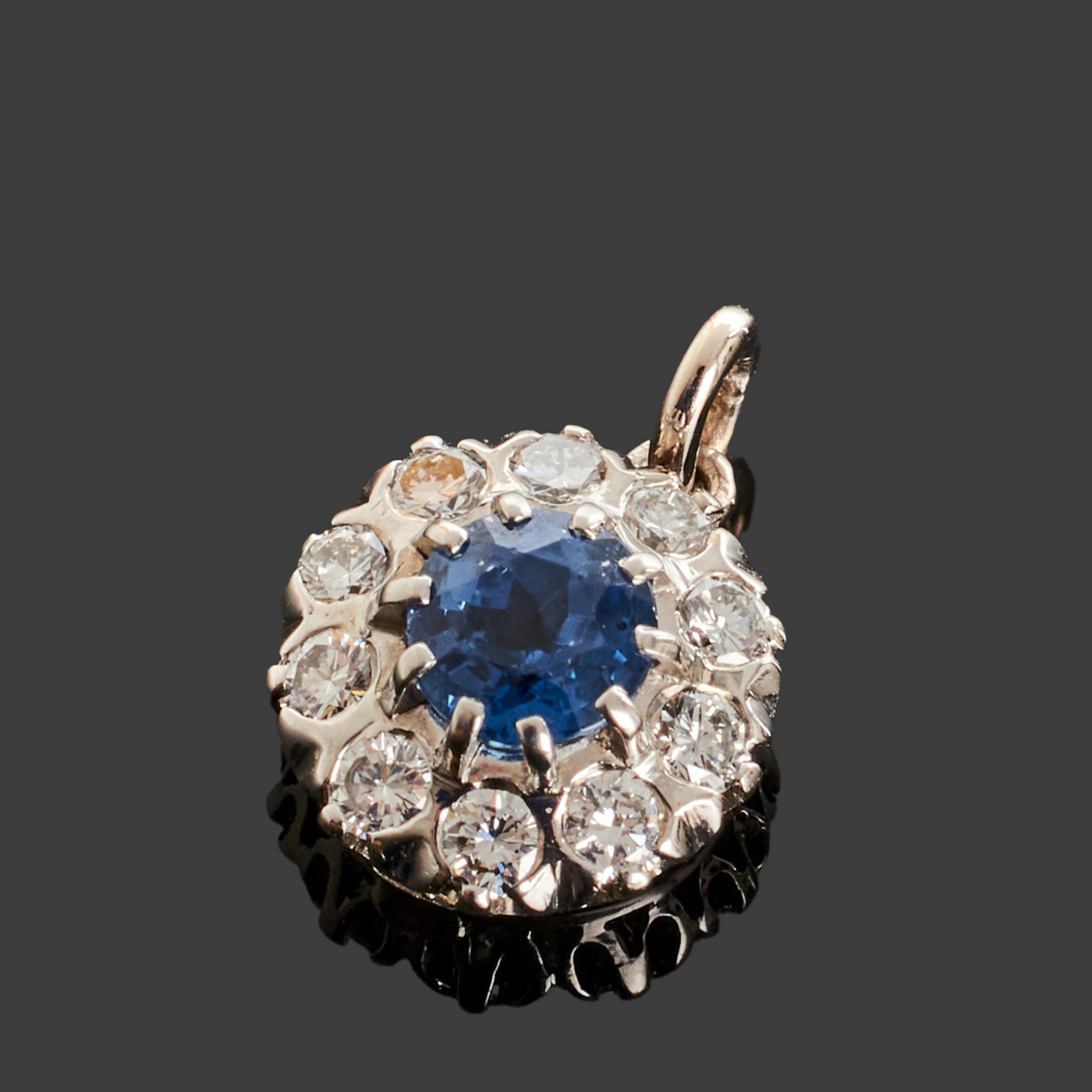 CARMOSÉHÄNGE, 18k vitguld, centrerad safir ca 0.70ct bekransad med