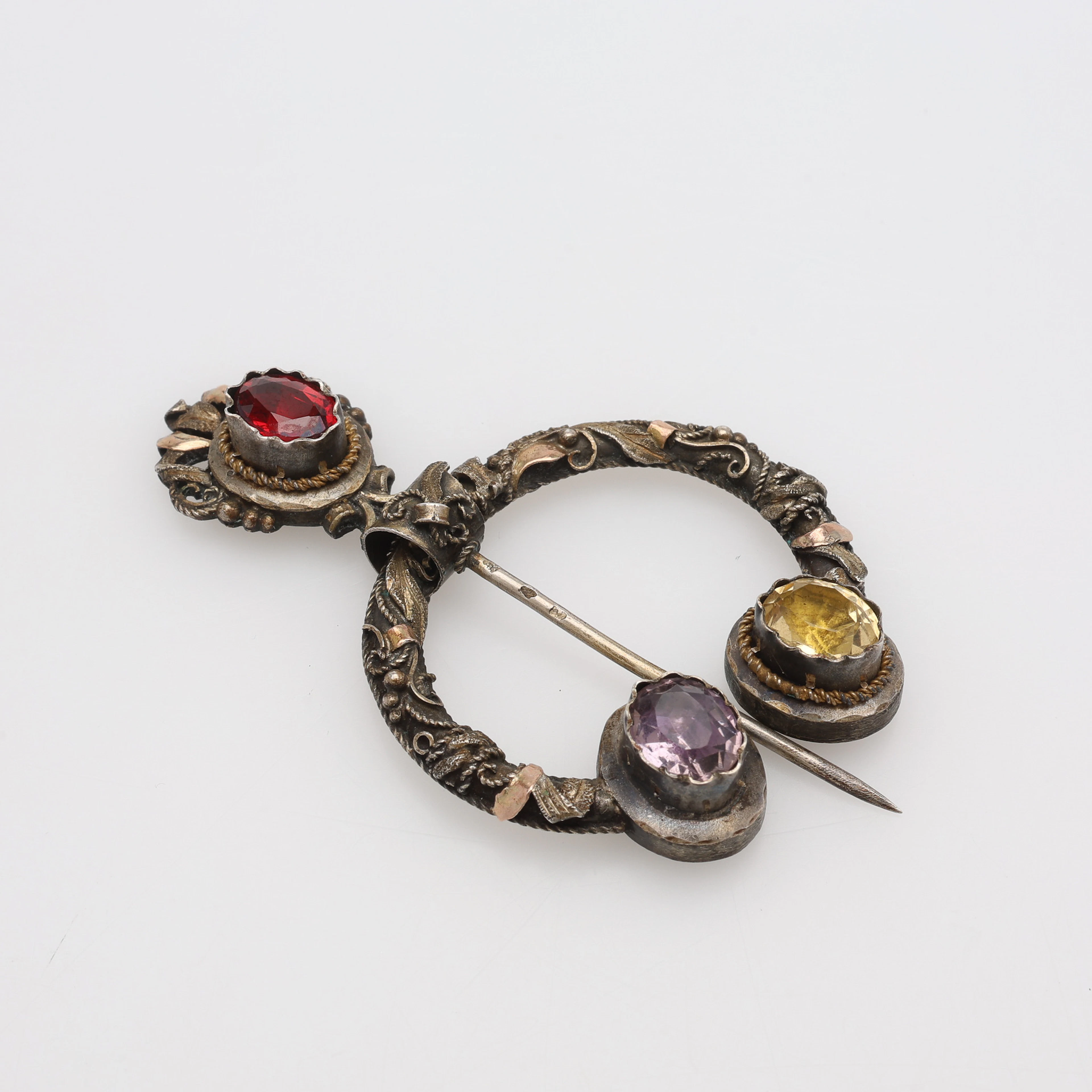 BROSCH, SILVER, GRANAT, CITRIN & AMETIST, KELTISK STIL, SVÅRTYDDA