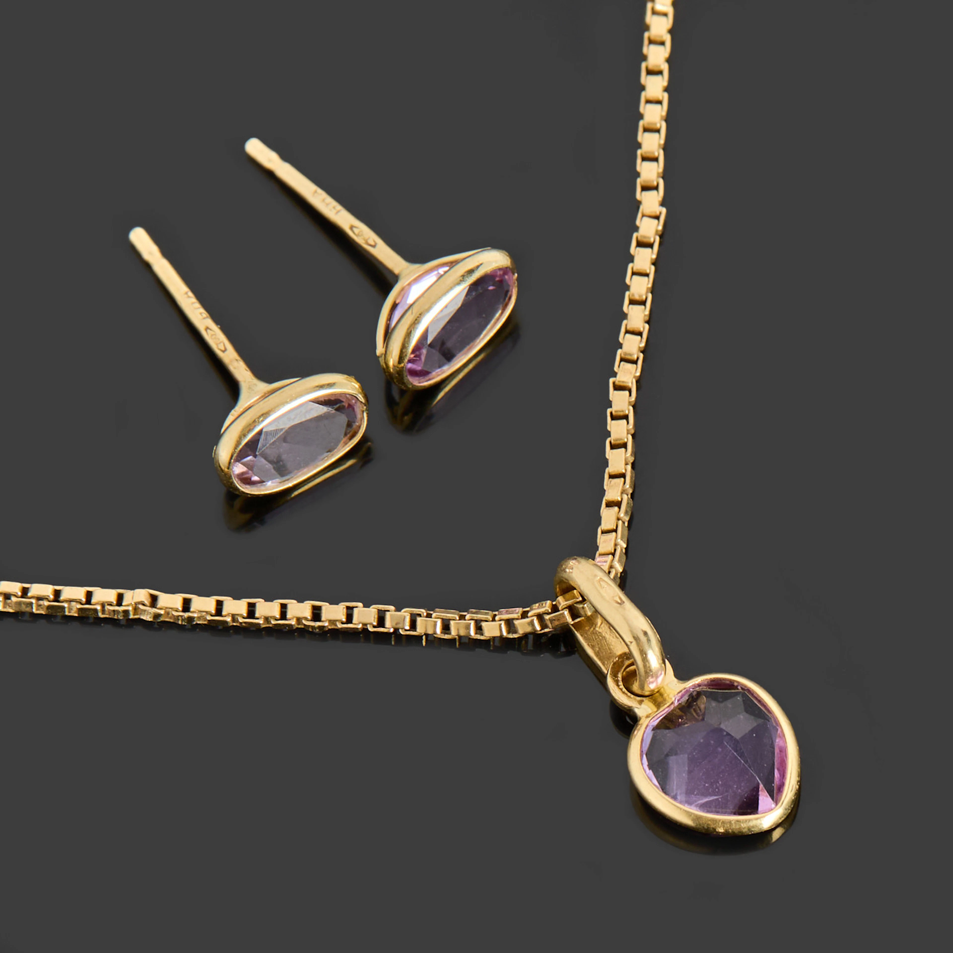 SMYCKESSET, halsband med hänge, örhängen ett par, 18k samt 14k guld, ametister.