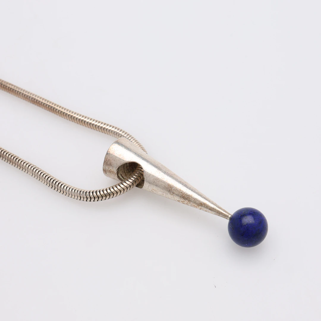 COLLIER MED HÄNGE, STERLINGSILVER OCH LAPIS LAZULI, SANDSTRÖM & DE