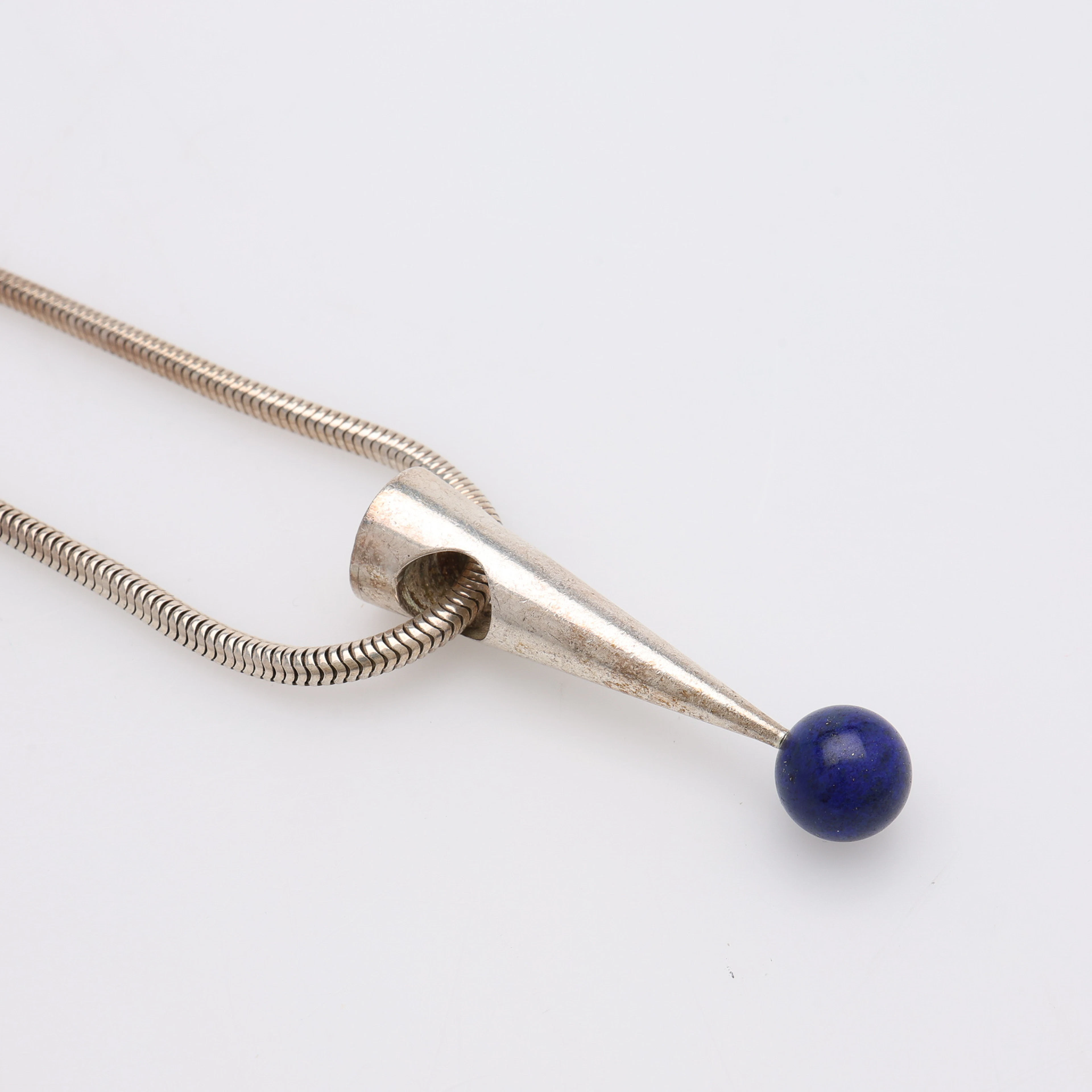COLLIER MED HÄNGE, STERLINGSILVER OCH LAPIS LAZULI, SANDSTRÖM & DE