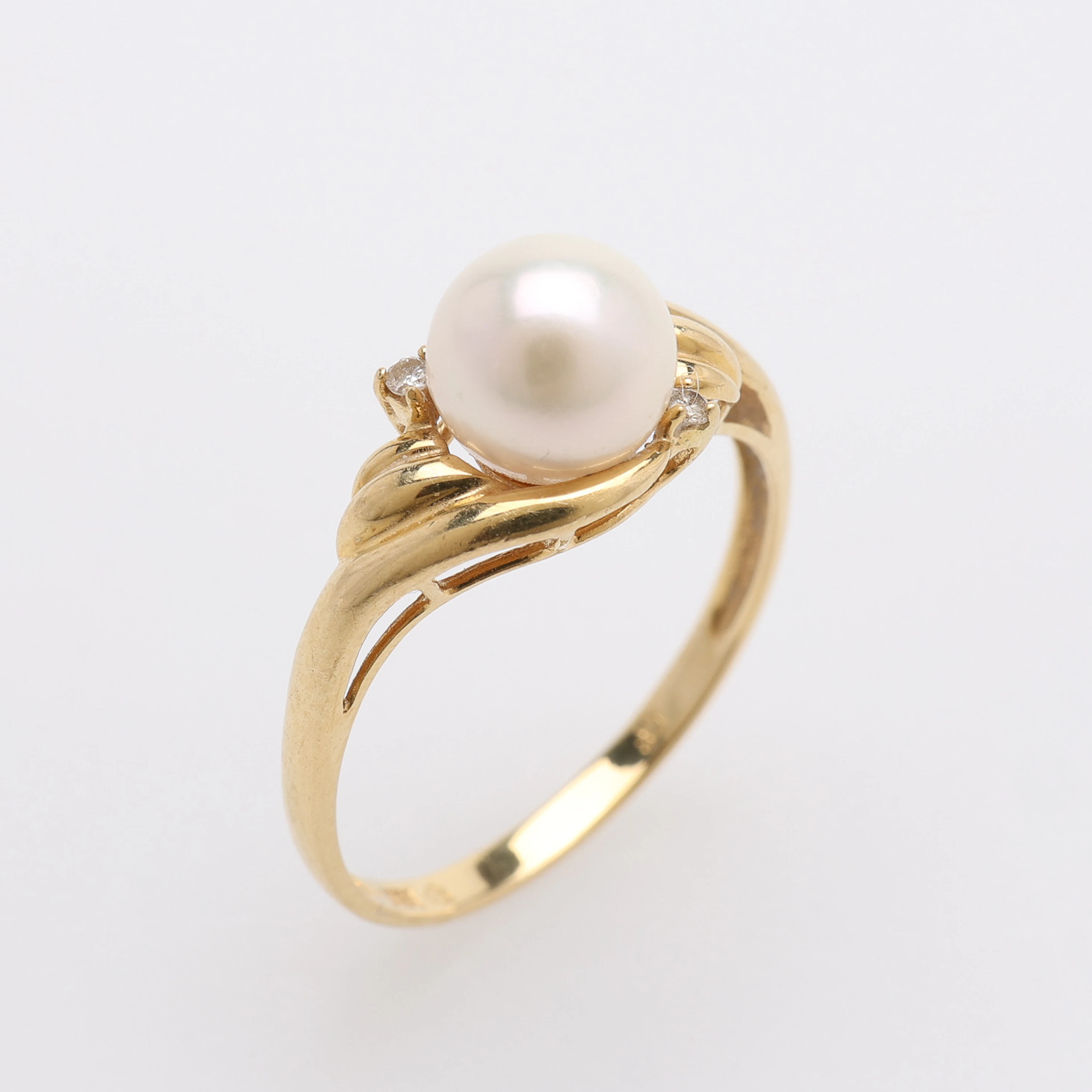 RING, 18 k guld med odlad pärla och 2 st små diamanter, 2,1 g.