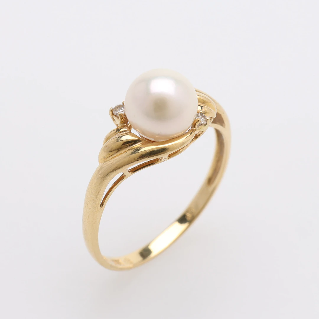 RING, 18 k guld med odlad pärla och 2 st små diamanter, 2,1 g.