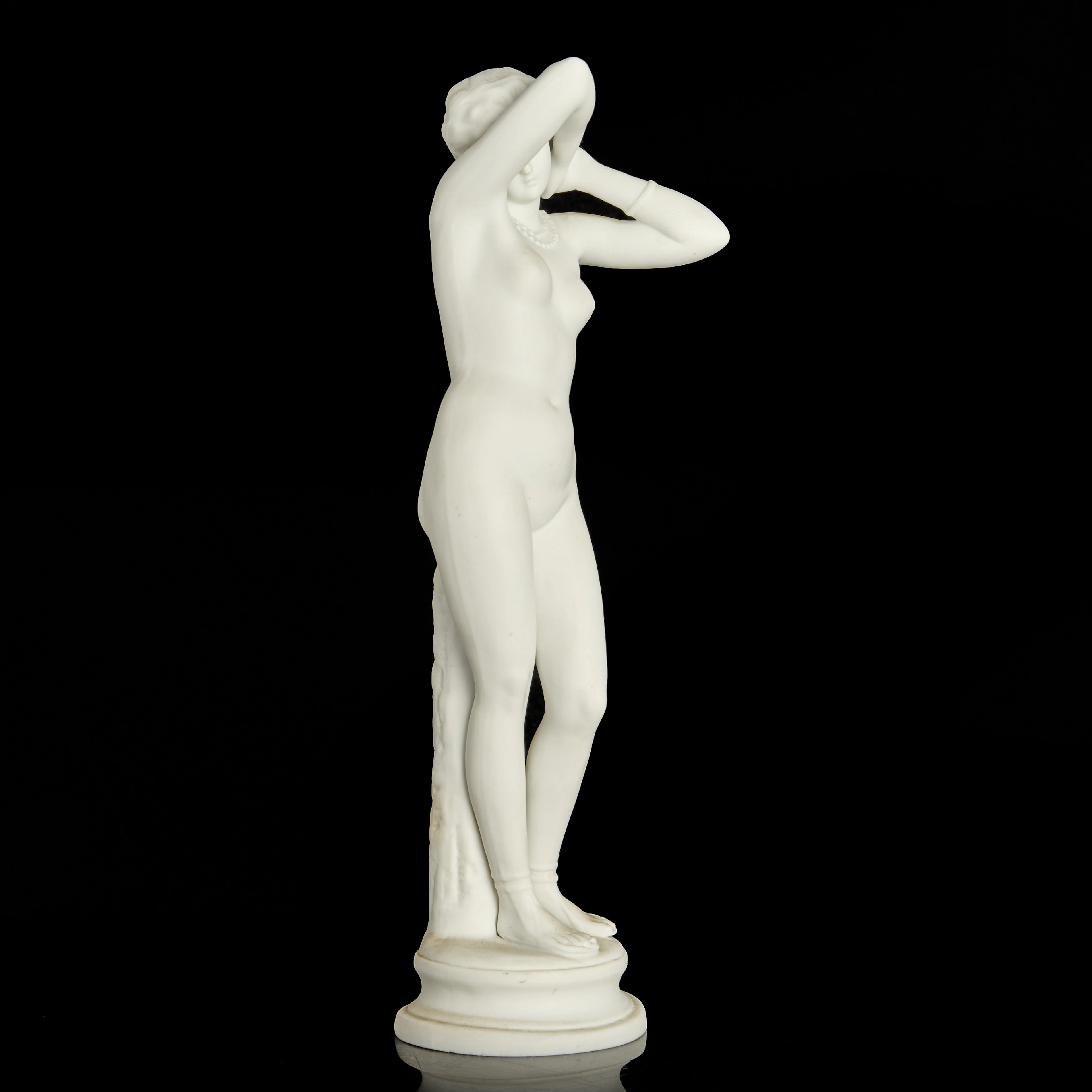 OIDENTIFIERAD KONSTNÄR. kvinna med pärlcollier, figurin, biskviporslin/parian