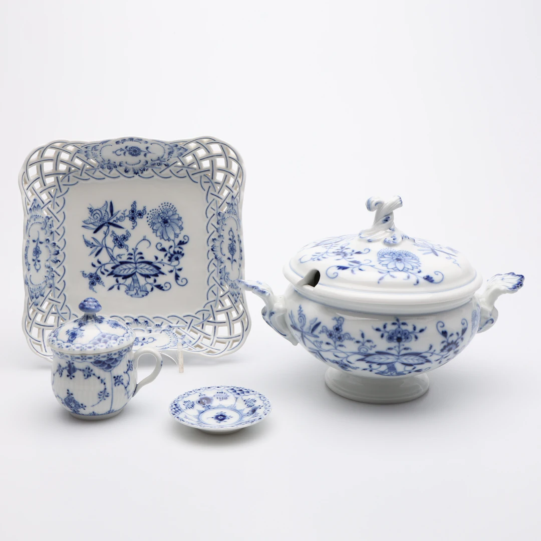 PORSLIN, 4 DELAR, FAT, KAROTT SAMT CREMEKOPP, MEISSEN & ROYAL COPENHAGEN.