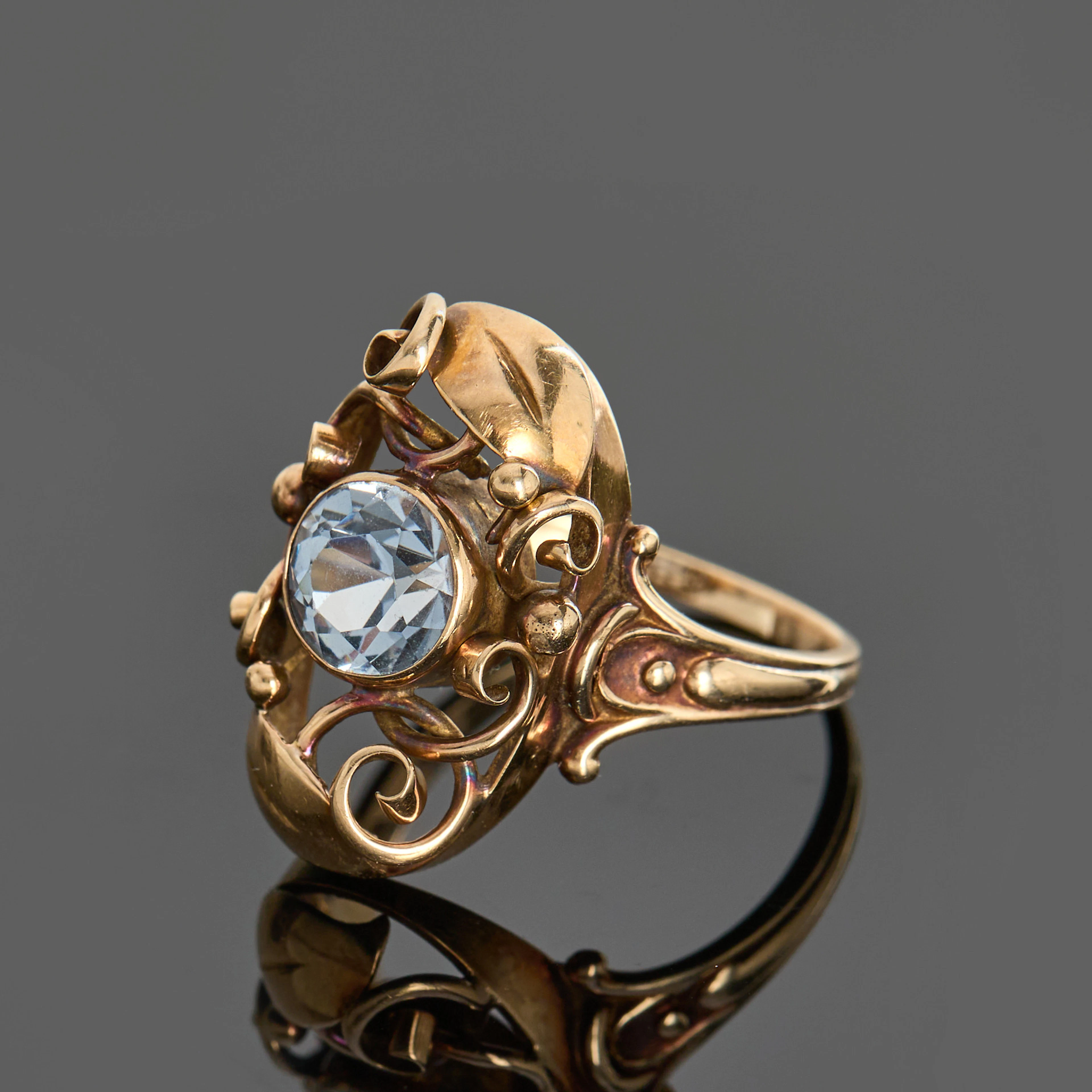 RING, 14k guld, genombruten dekor med en topas.