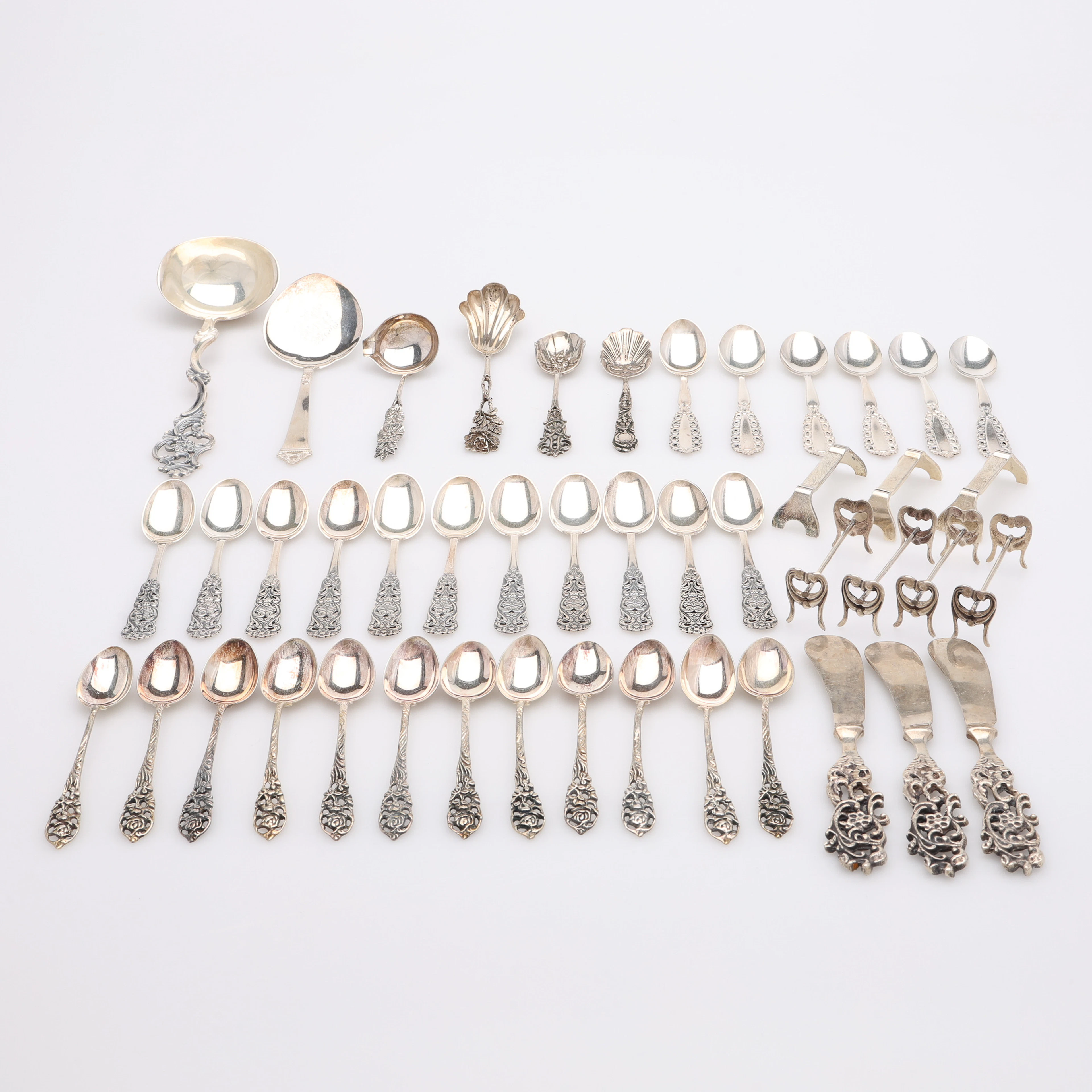 BESTICKDELAR MM. AV SILVER, 1900-TAL, totalt 477 g.