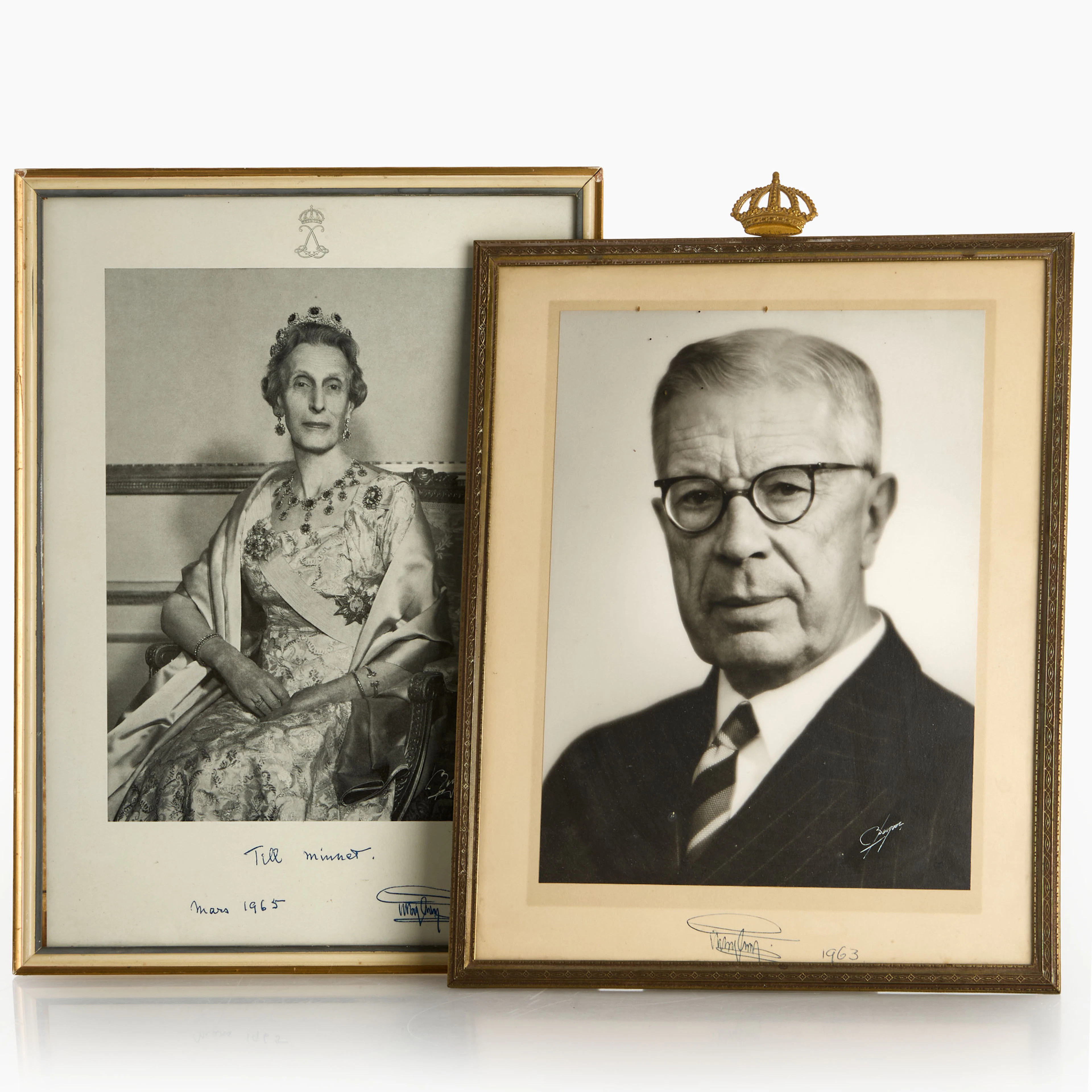 KUNGLIG MEMORABILIA. 2 st fotografier, Kung Gustaf VI Adolf och Drottning