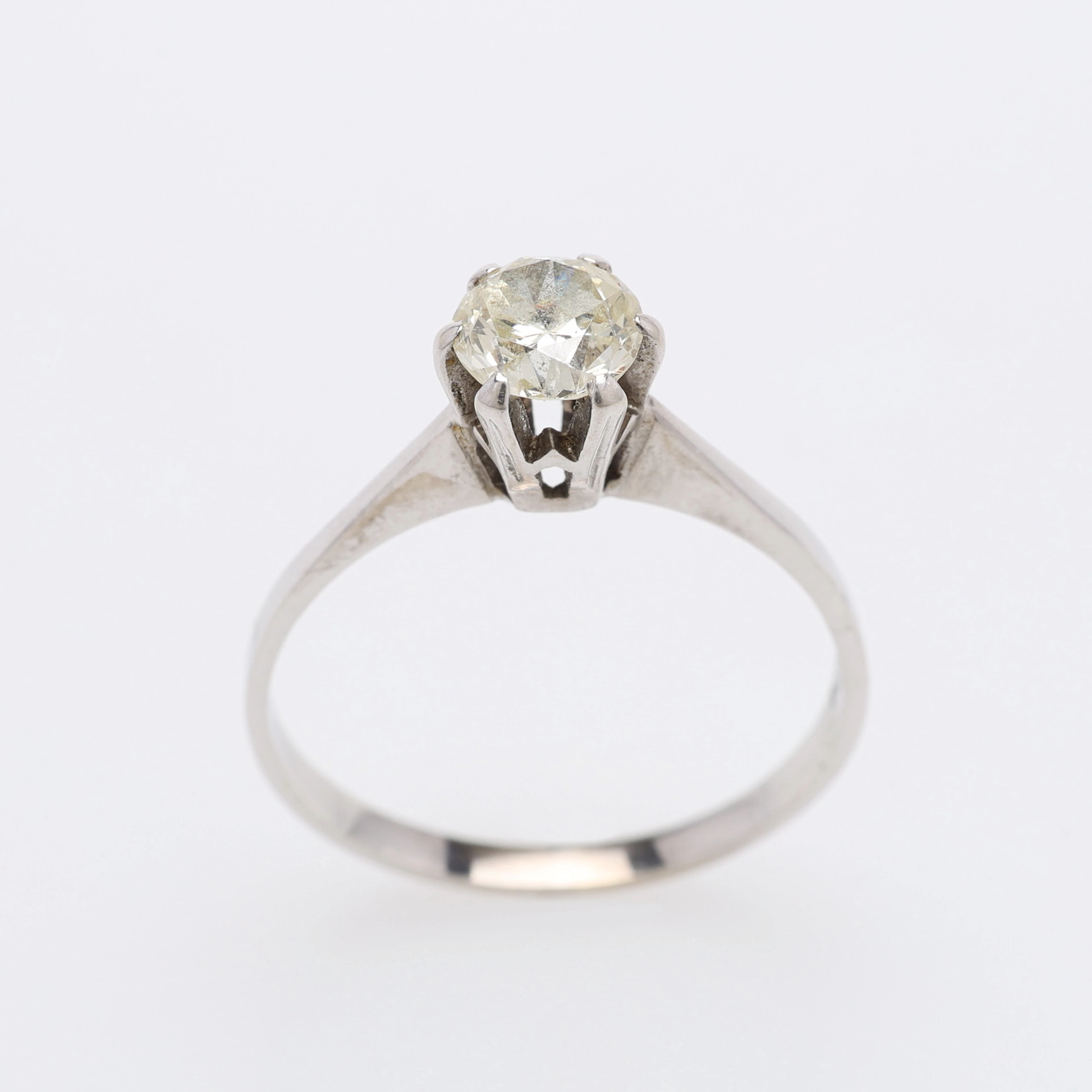 SOLITÄRRING, 18K VITGULD, MED DIAMANT OM CA 0.5 CT, VIKT 2,3 GRAM.