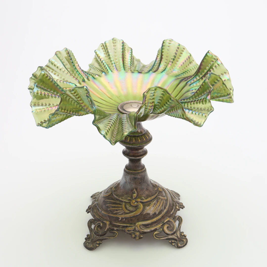 SKÅL PÅ FOT, IRISERANDE GLAS, JUGEND, 1900-TALETS BÖRJAN.