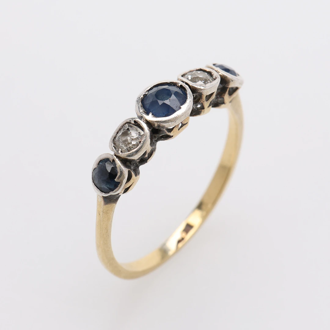 RING, 18K GULD, GAMMALSLIPADE DIAMANTER & SAFIRER, 1,9 GRAM.