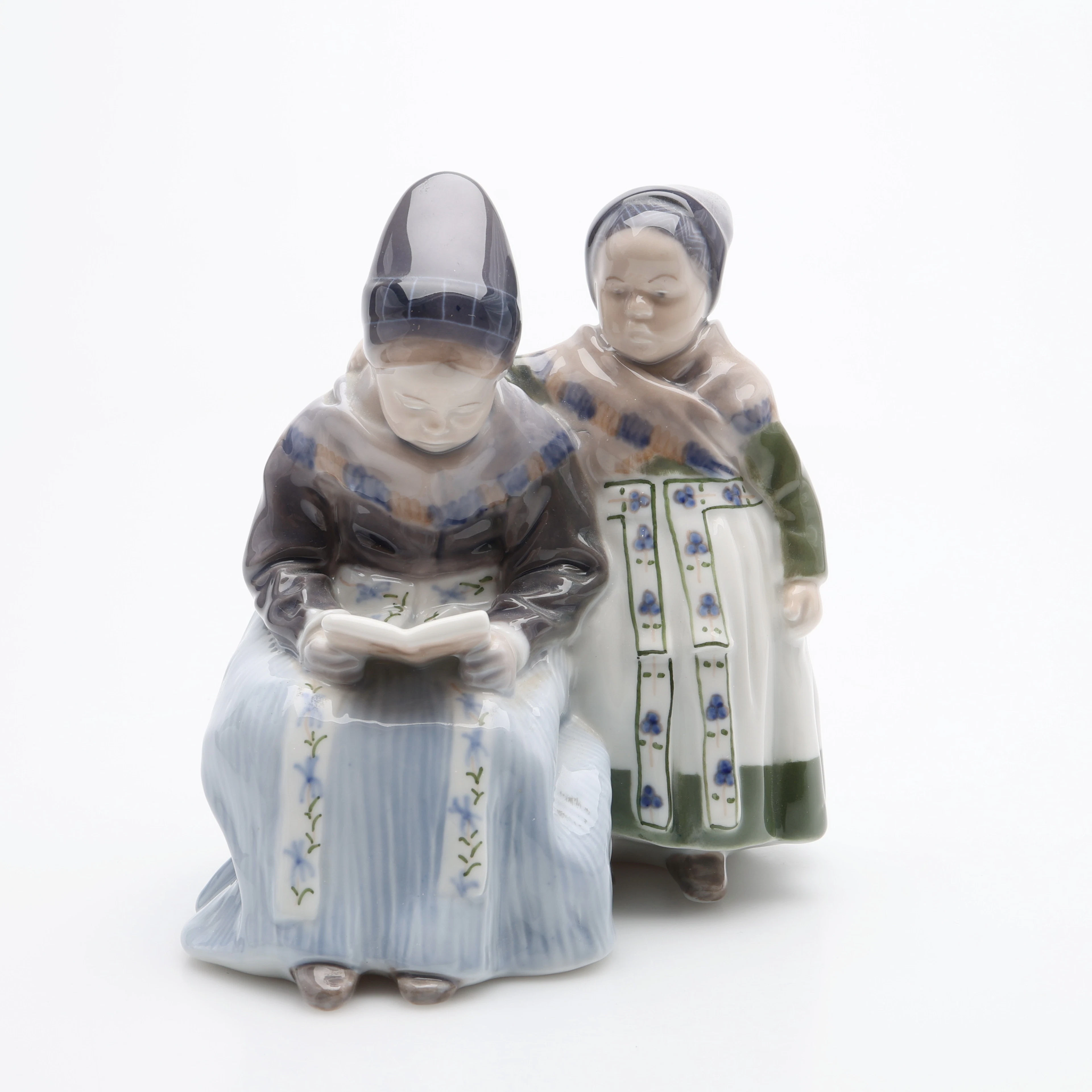 LOTTE BENTER BOGDANOFF 1871-1948. PORSLINSFIGUREN, LÄSANDE FLICKOR